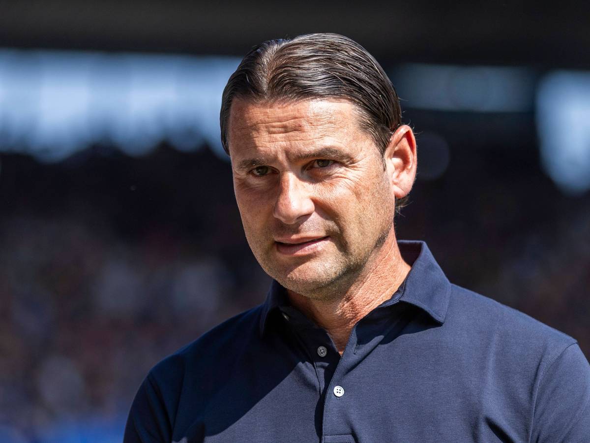 Borussia Mönchengladbachs Trainer Gerardo Seoane steht beim Spiel in Bochum im Stadion.