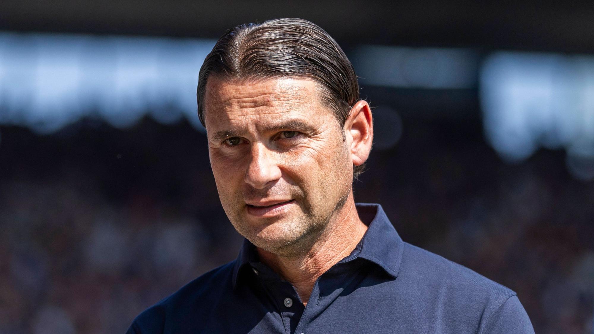 Borussia Mönchengladbachs Trainer Gerardo Seoane steht beim Spiel in Bochum im Stadion.