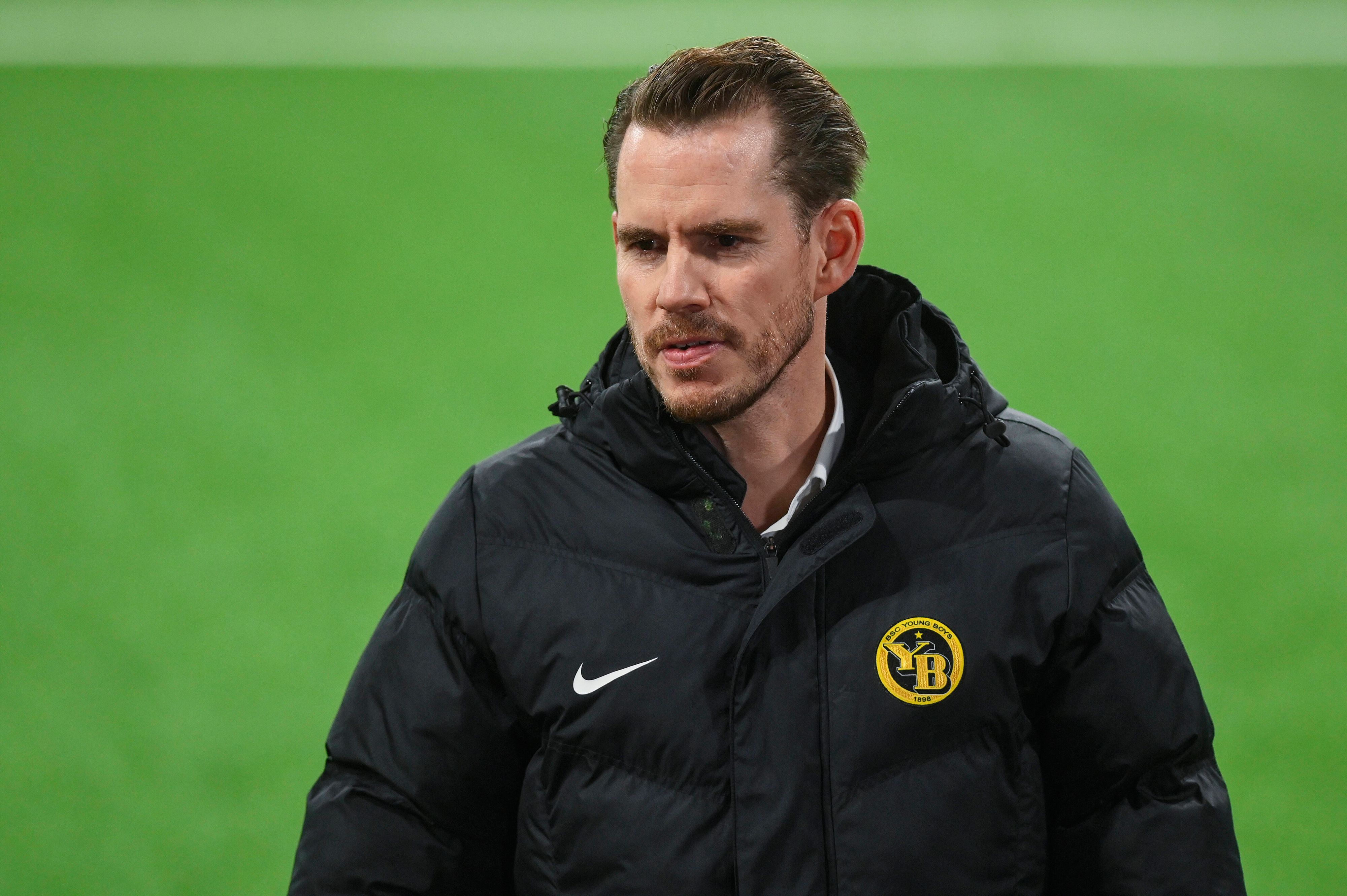 Berns CEO Wanja Greuel läuft vor dem Spiel gegen den FC Basel über den Platz.