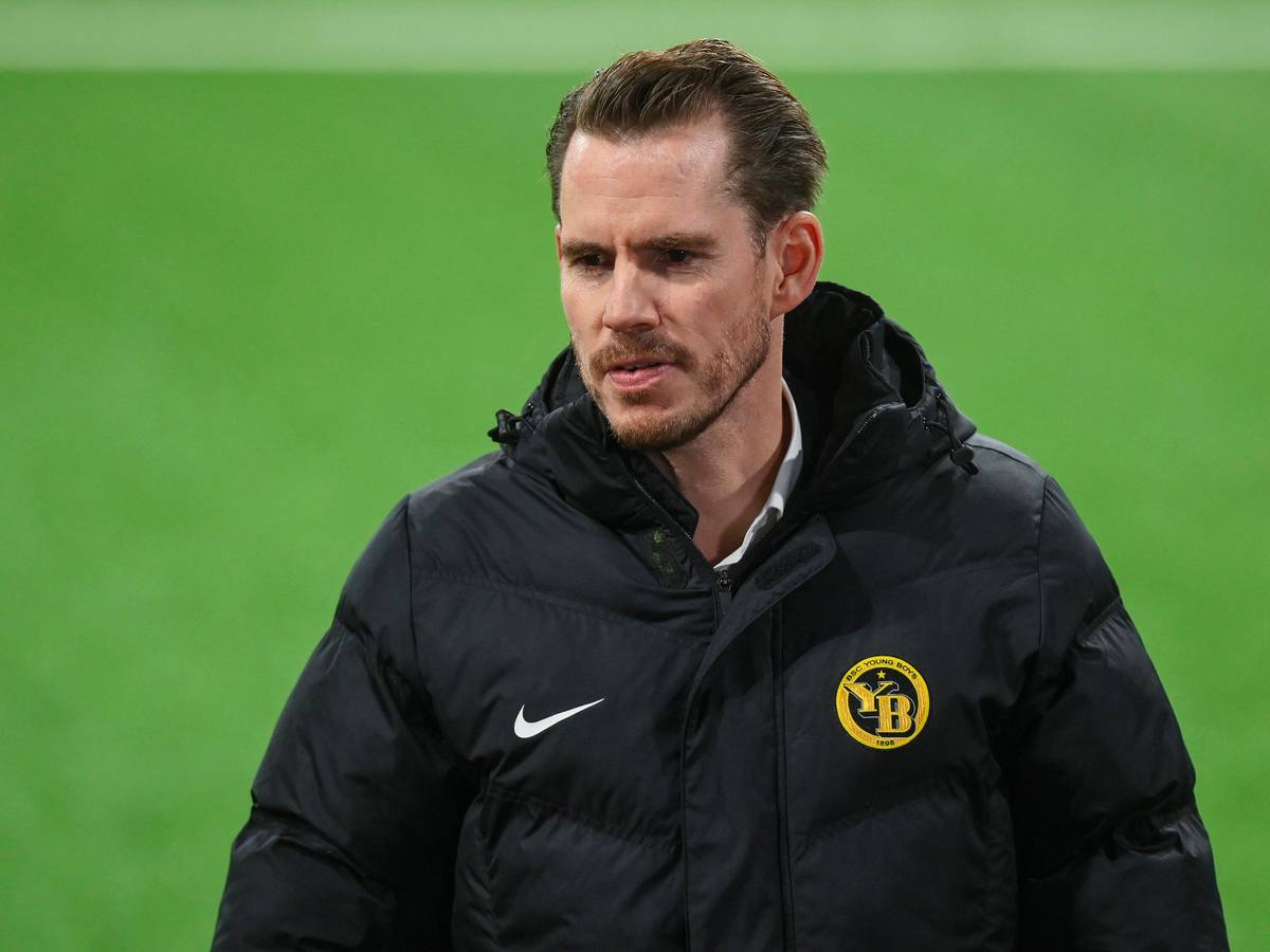 Berns CEO Wanja Greuel läuft vor dem Spiel gegen den FC Basel über den Platz.