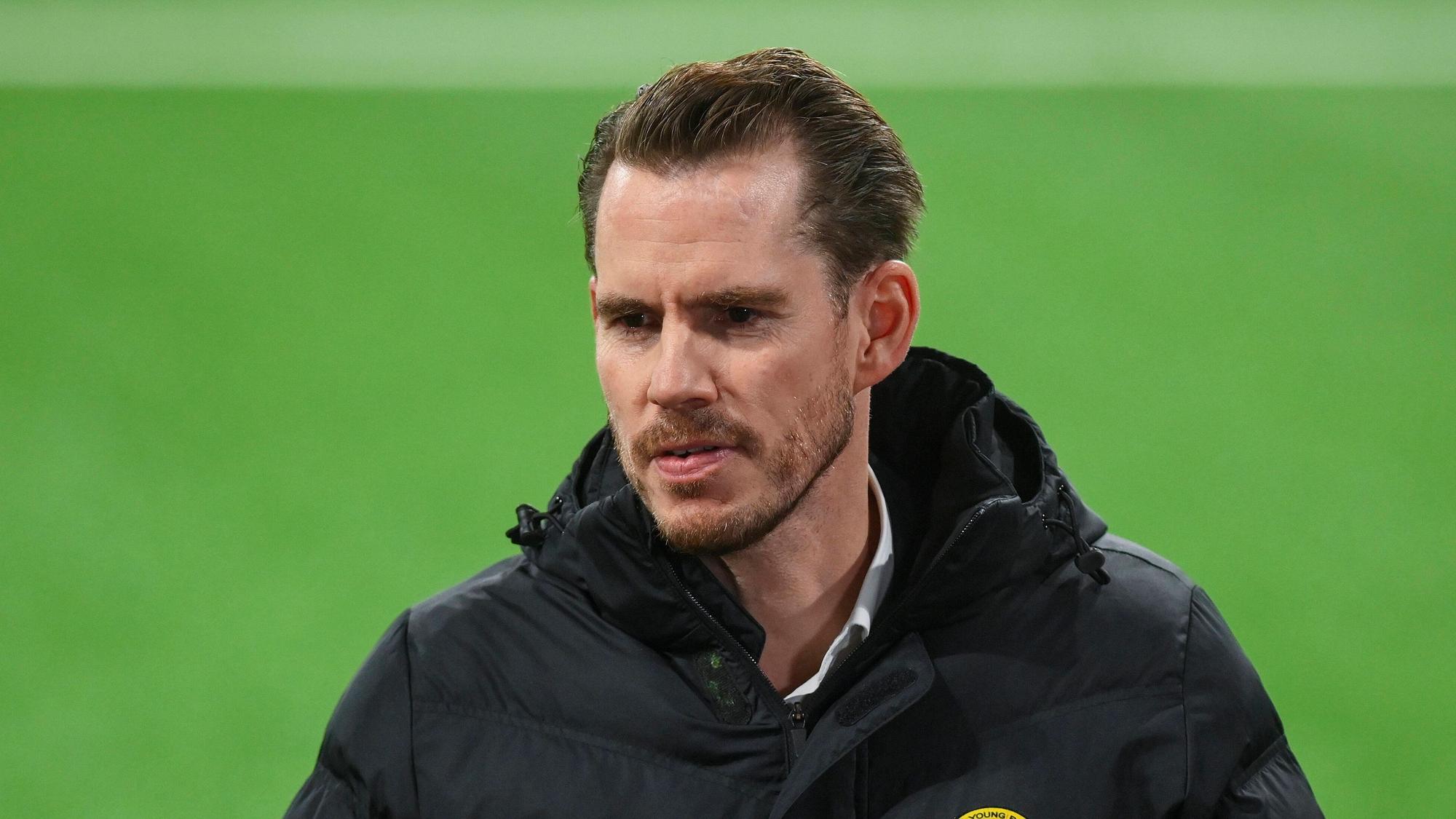 Berns CEO Wanja Greuel läuft vor dem Spiel gegen den FC Basel über den Platz.