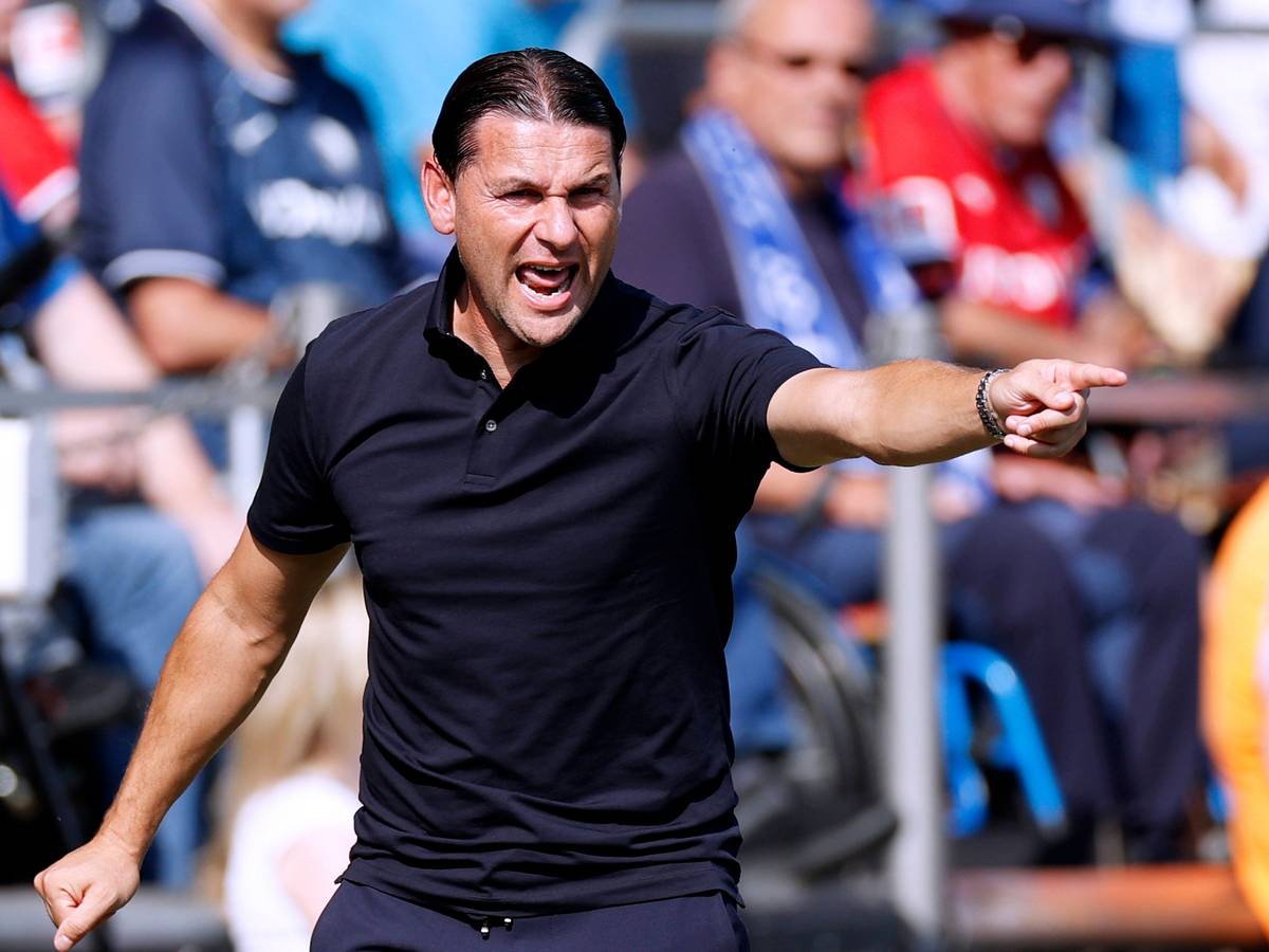 Borussia Mönchengladbachs Trainer Gerardo Seoane ruft im Bundesliga-Spiel beim VfL Bochum Anweisungen von der Seitenlinie auf den Platz.