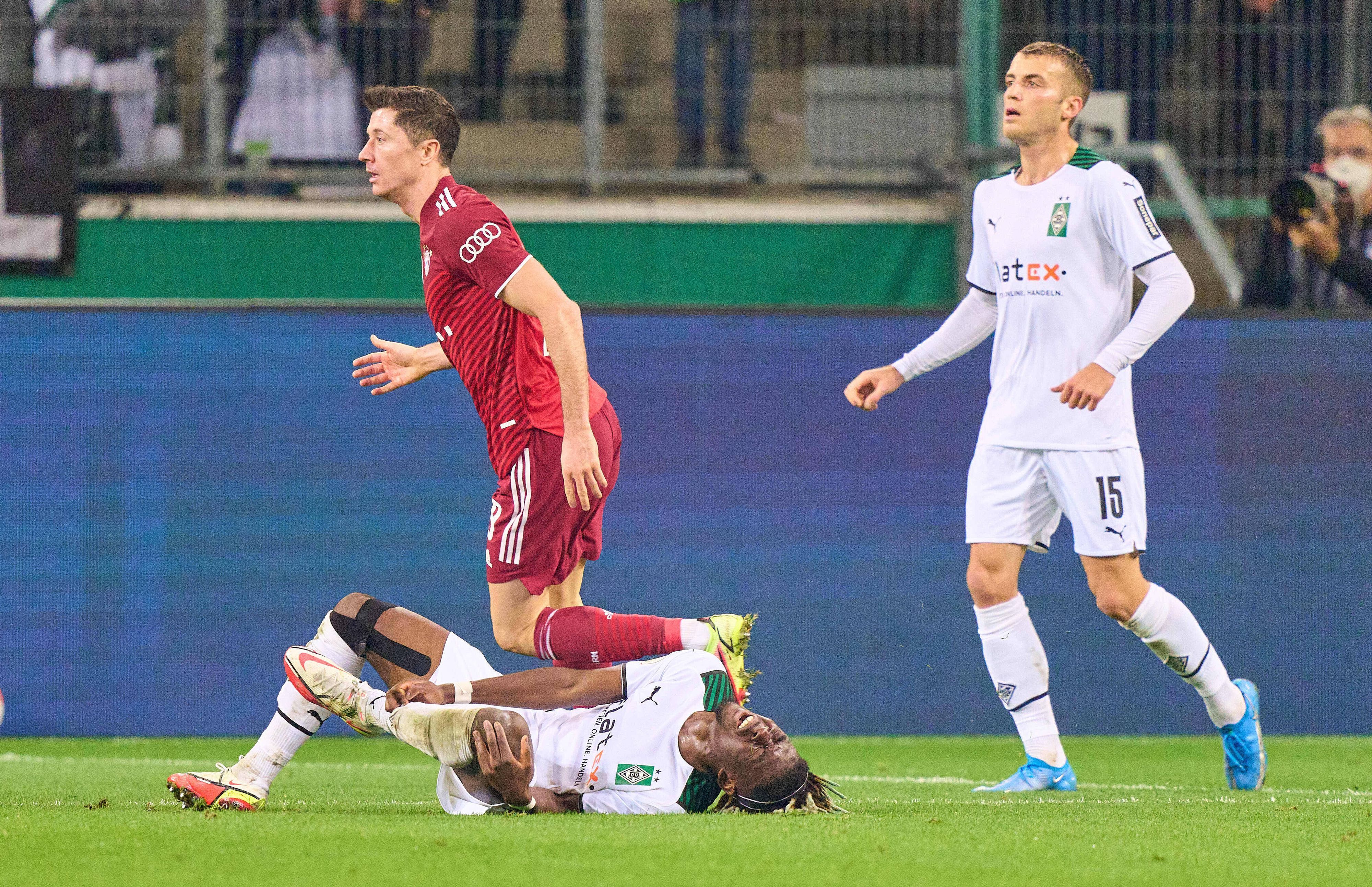 Manu Koné hält sich schmerzverzerrt das Knie.