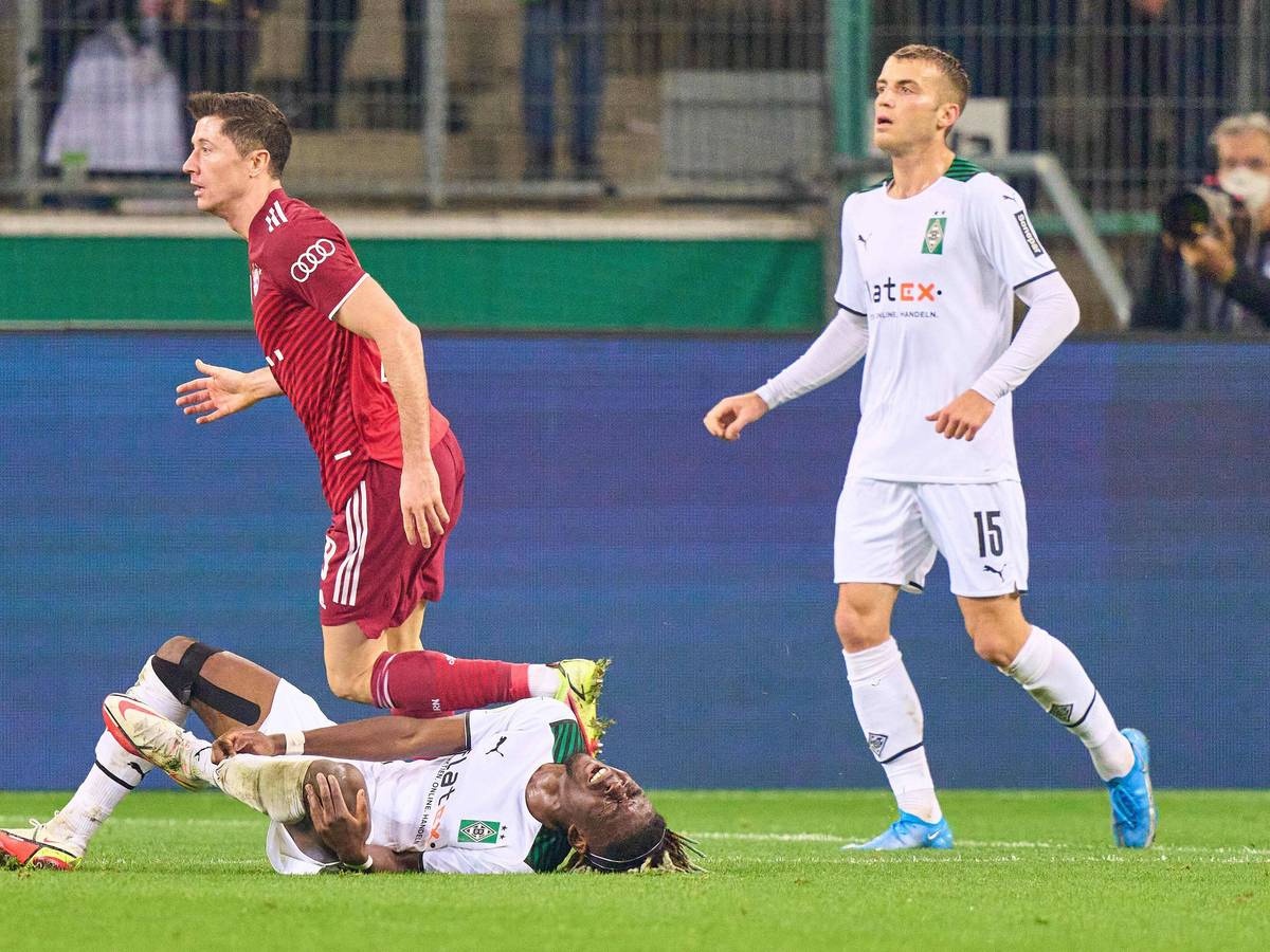 Manu Koné hält sich schmerzverzerrt das Knie.