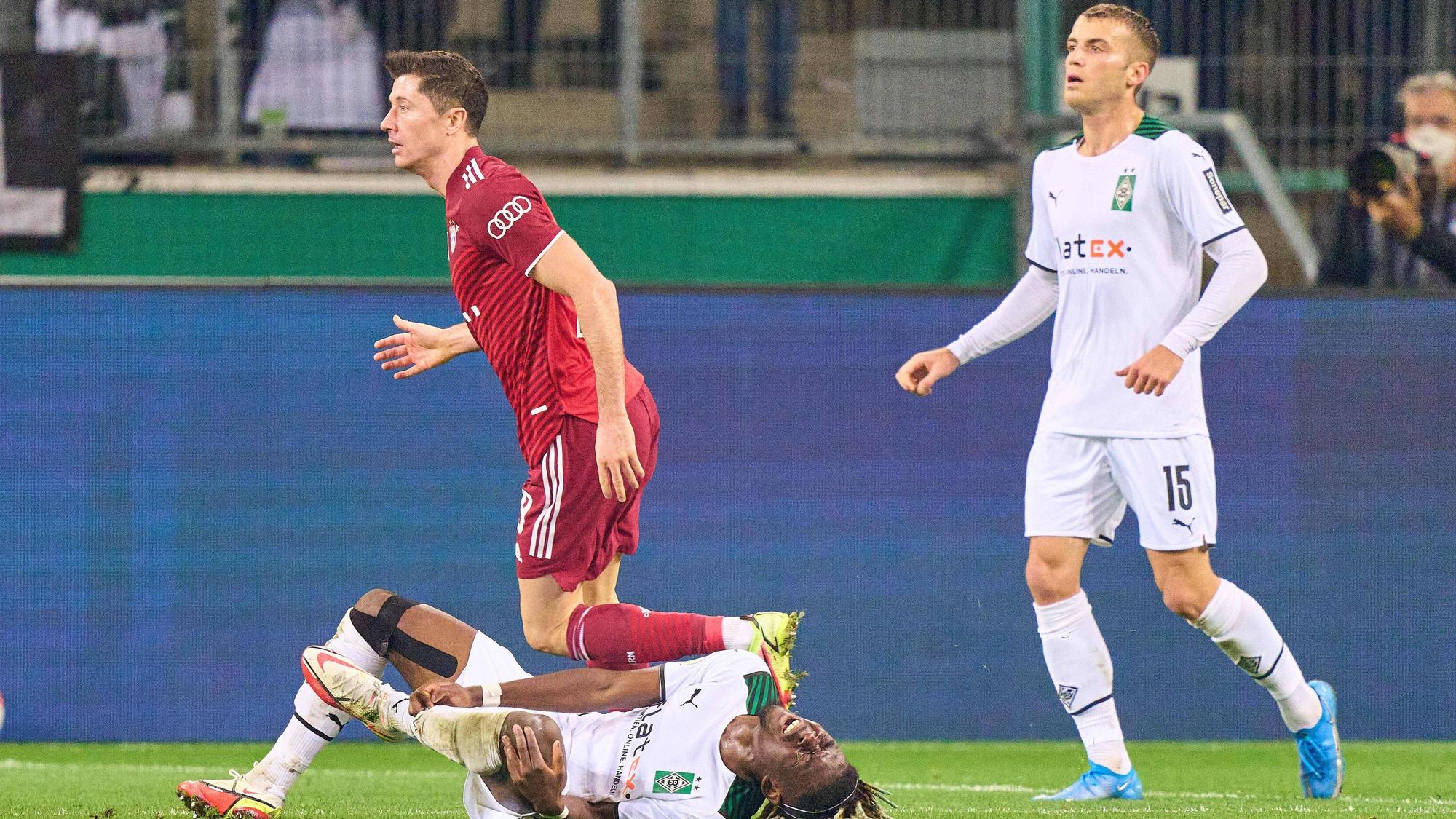 Manu Koné hält sich schmerzverzerrt das Knie.