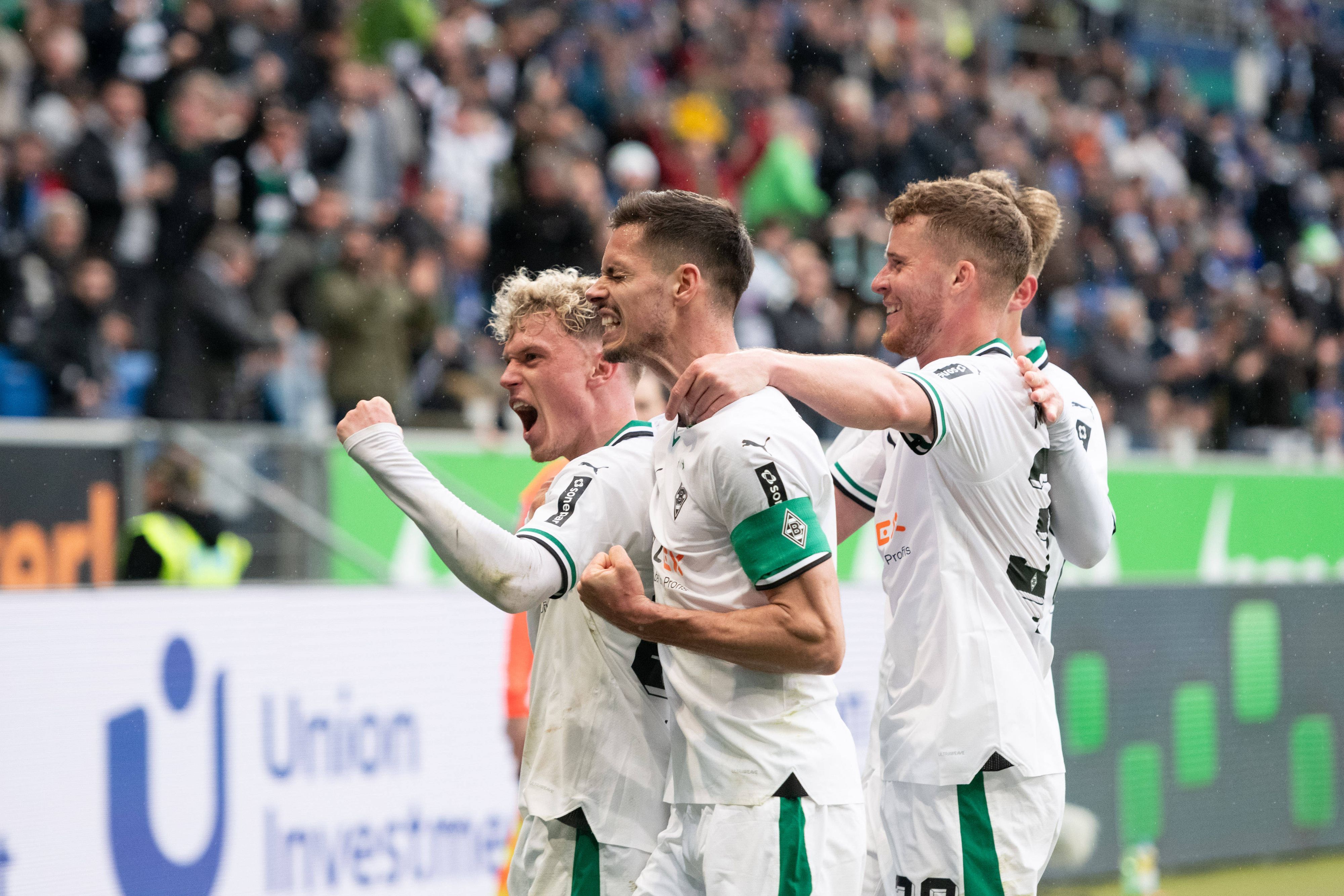 Die Spieler von Borussia Mönchengladbach bejubeln einen Treffer.