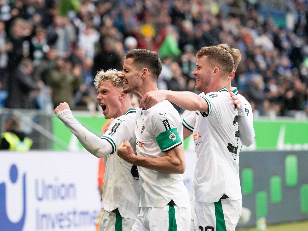 Die Spieler von Borussia Mönchengladbach bejubeln einen Treffer.