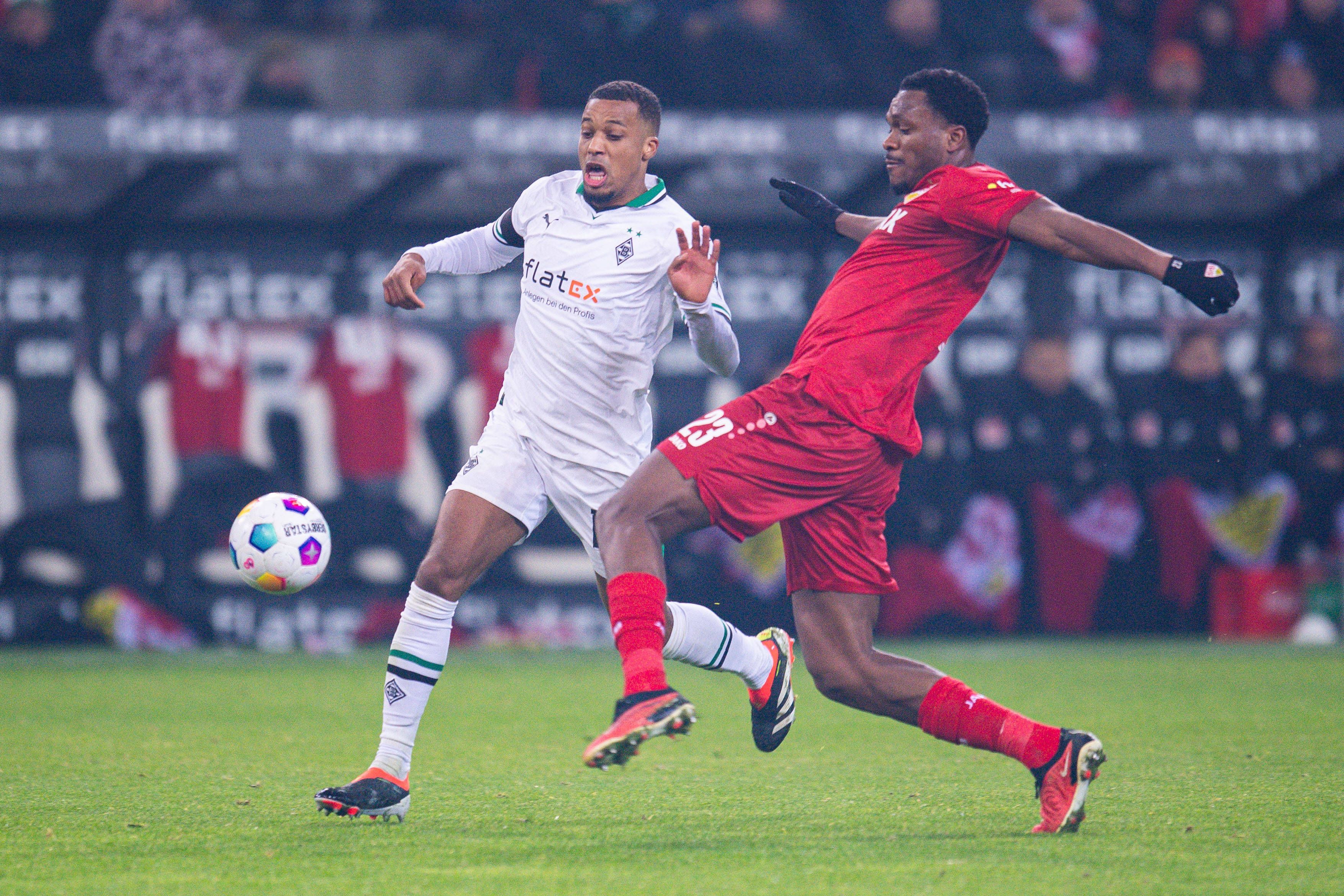 Alassane Plea in einem Zweikampf gegen Dan-Axel Zagadou.