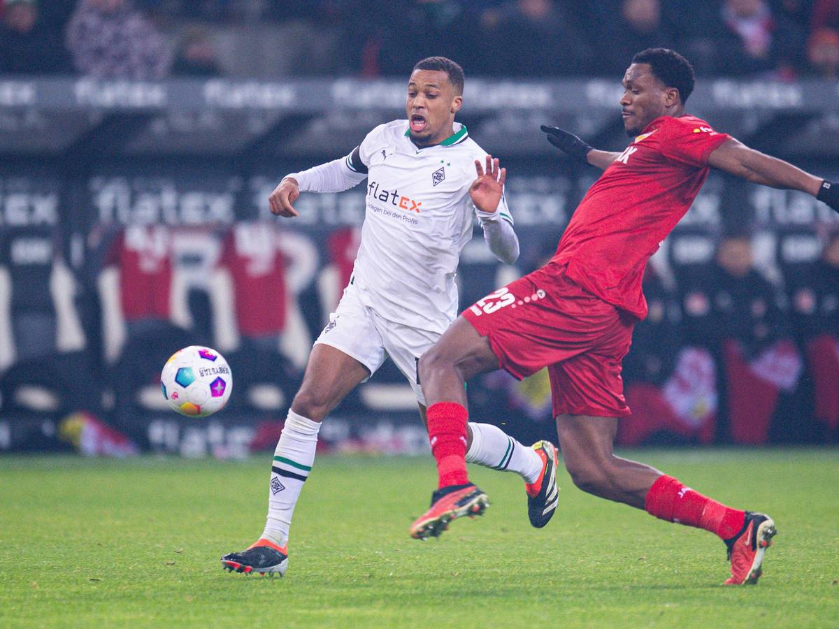 Alassane Plea in einem Zweikampf gegen Dan-Axel Zagadou.