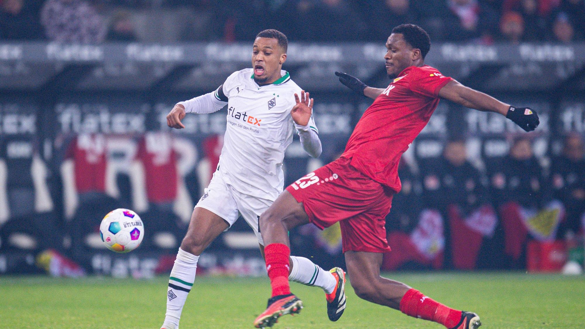 Alassane Plea in einem Zweikampf gegen Dan-Axel Zagadou.