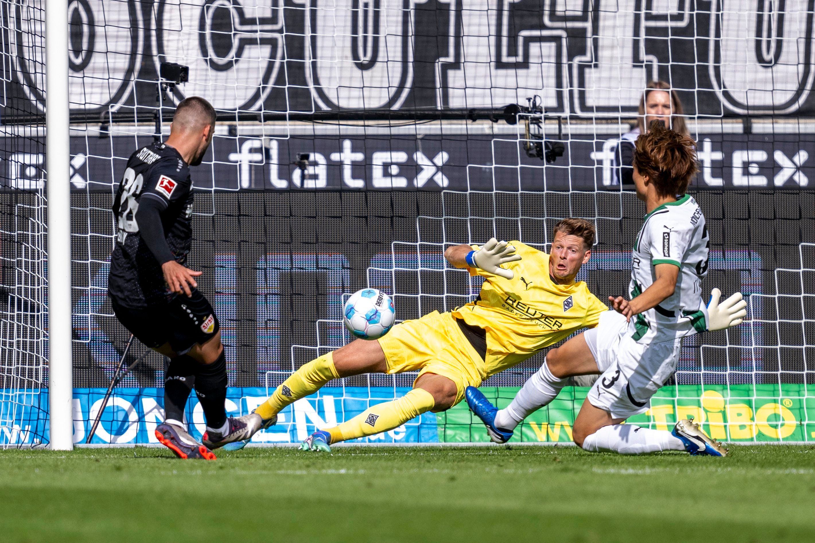 Stuttgarts Deniz Undav erzielt im Auswärtsspiel bei Borussia Mönchengladbach das Tor zum 1:0. Keeper Jonas Omlin fliegt in die falsche Ecke.