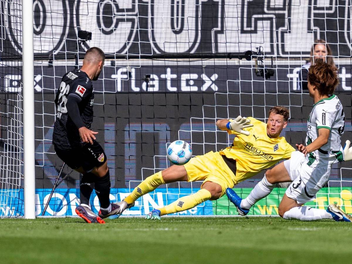 Stuttgarts Deniz Undav erzielt im Auswärtsspiel bei Borussia Mönchengladbach das Tor zum 1:0. Keeper Jonas Omlin fliegt in die falsche Ecke.