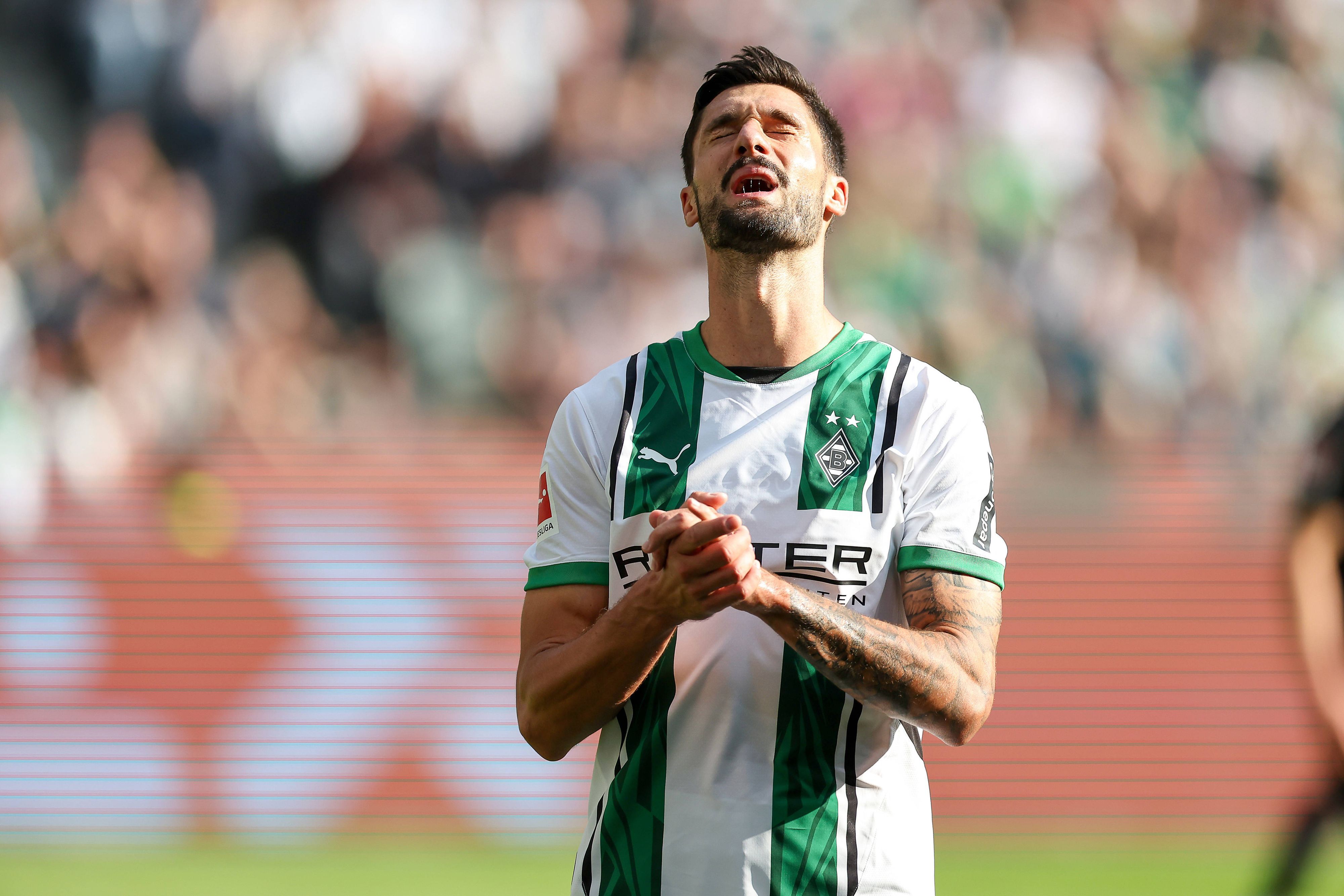 Borussia Mönchengladbachs Tim Kleindienst schlägt im Bundesliga-Spiel gegen den VfB Stuttgart enttäuscht die Hände zusammen.