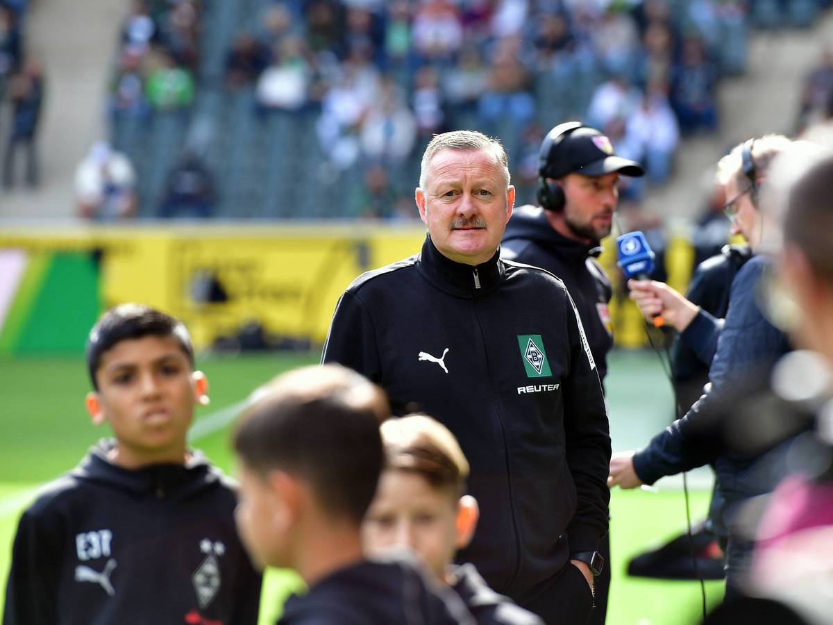 Gladbach-Boss Roland Virkus blickt auf die Tribüne.