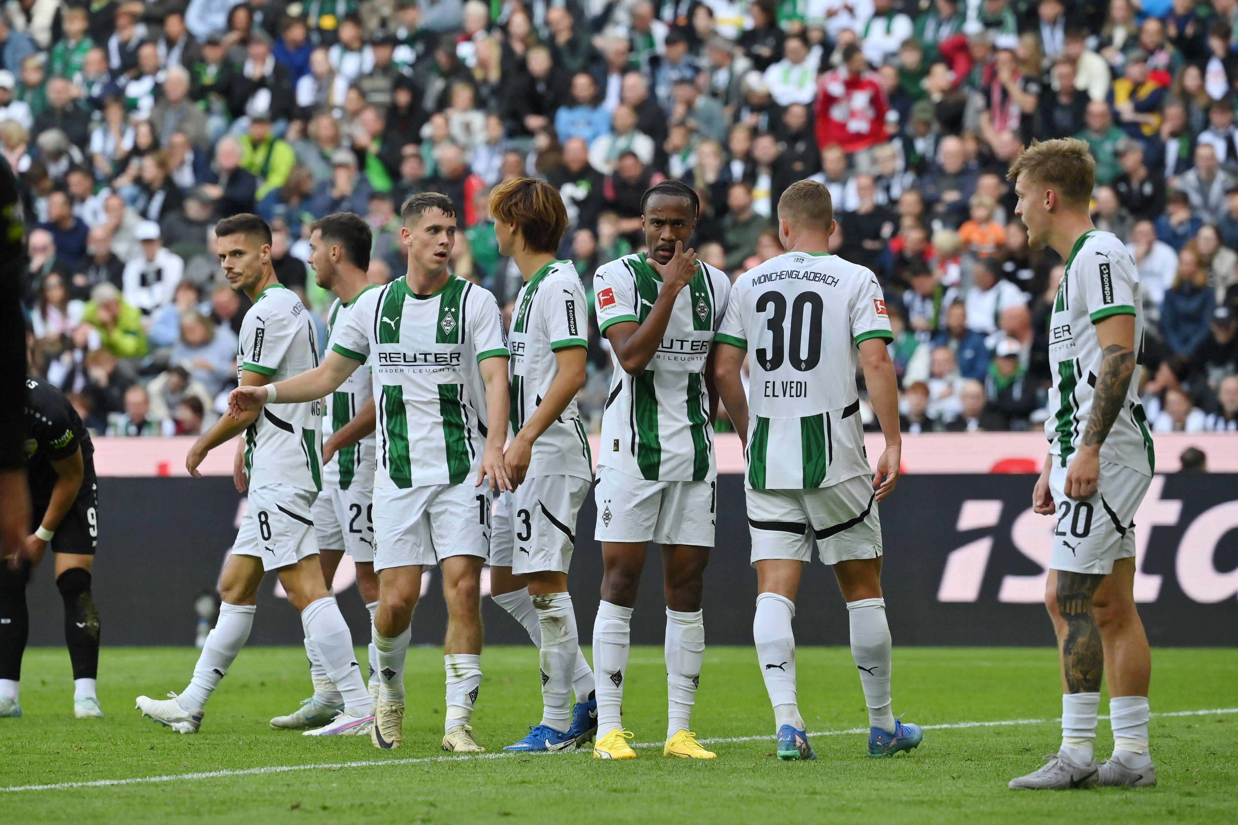 Ratlose wirkende Spieler von Borussia Mönchengladbach, in der Mitte Nathan Ngoumou.