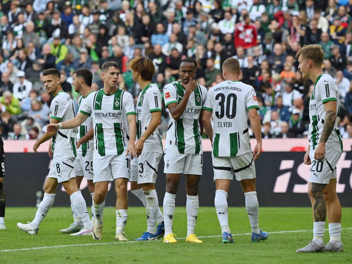 Ratlose wirkende Spieler von Borussia Mönchengladbach, in der Mitte Nathan Ngoumou.