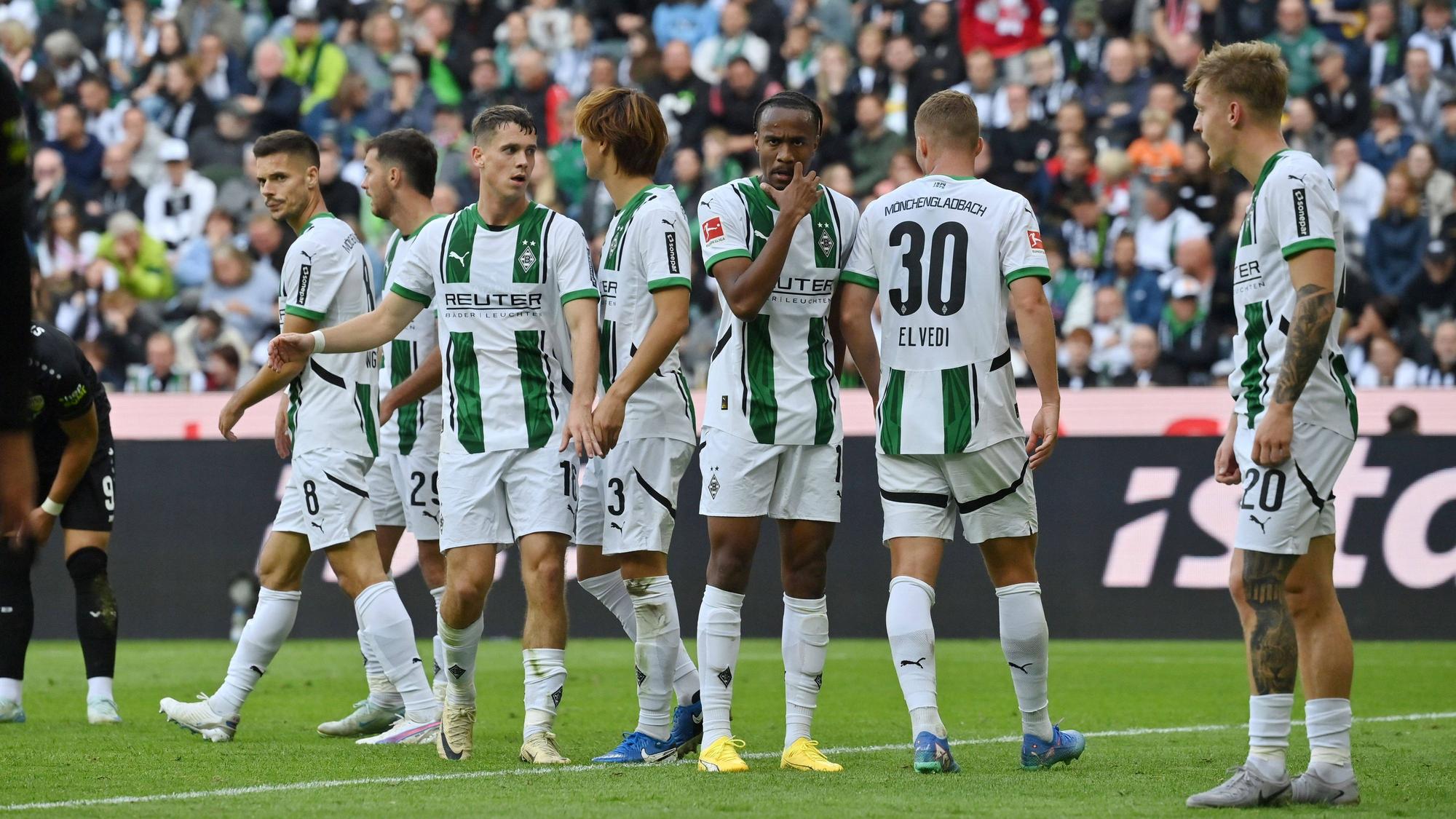 Ratlose wirkende Spieler von Borussia Mönchengladbach, in der Mitte Nathan Ngoumou.