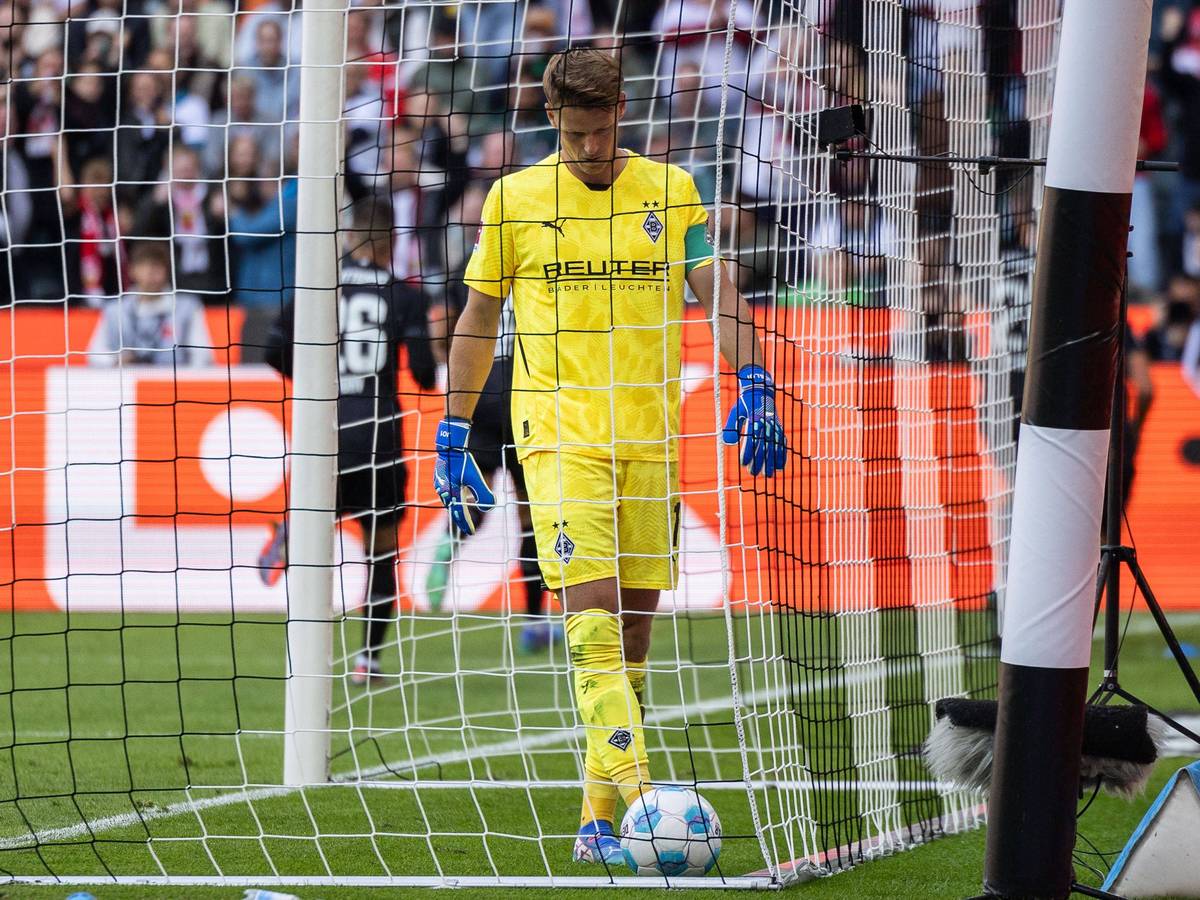 Jonas Omlin holt den Ball aus dem Netz.