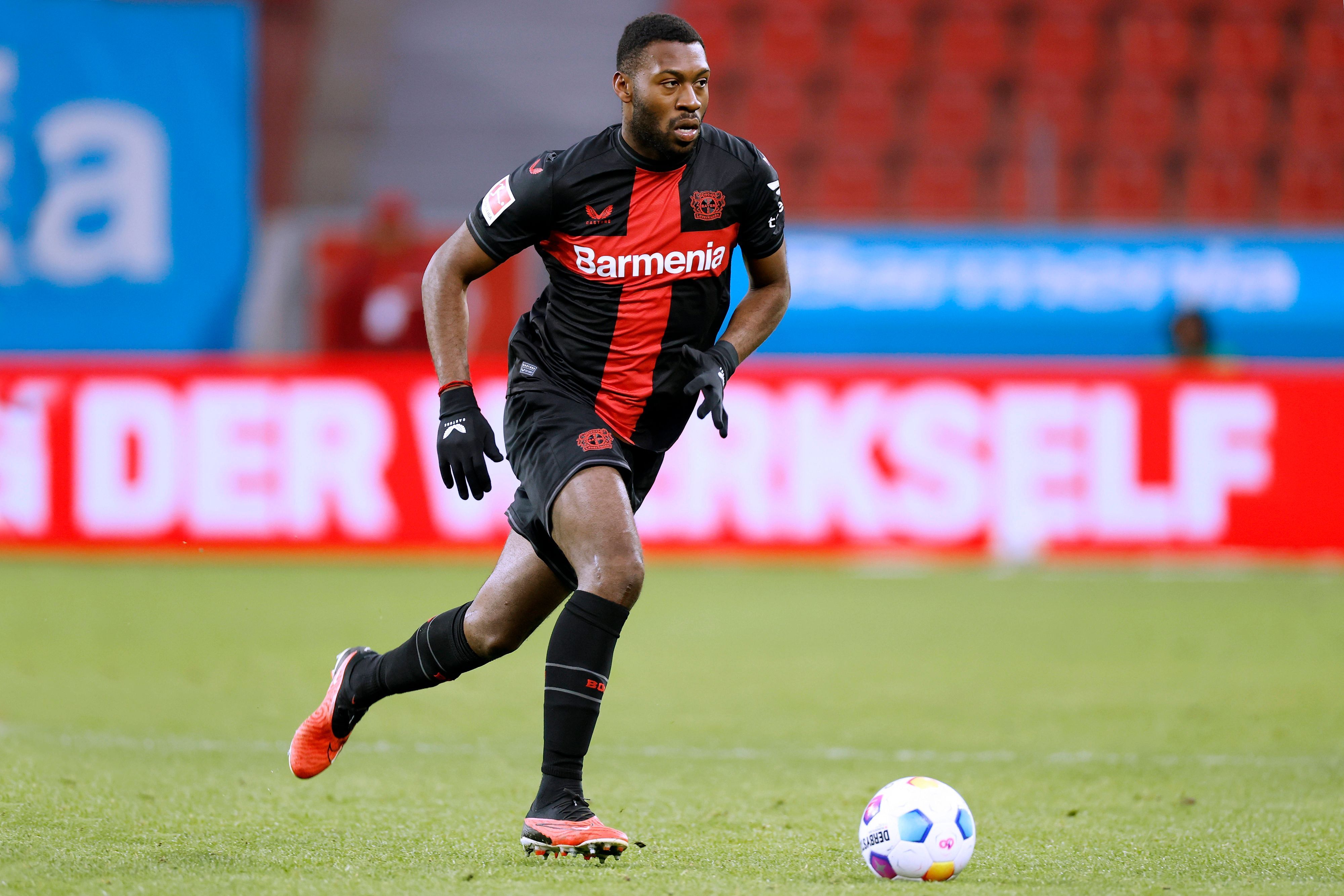 Fosu-Mensah treibt den Ball nach vorne.
