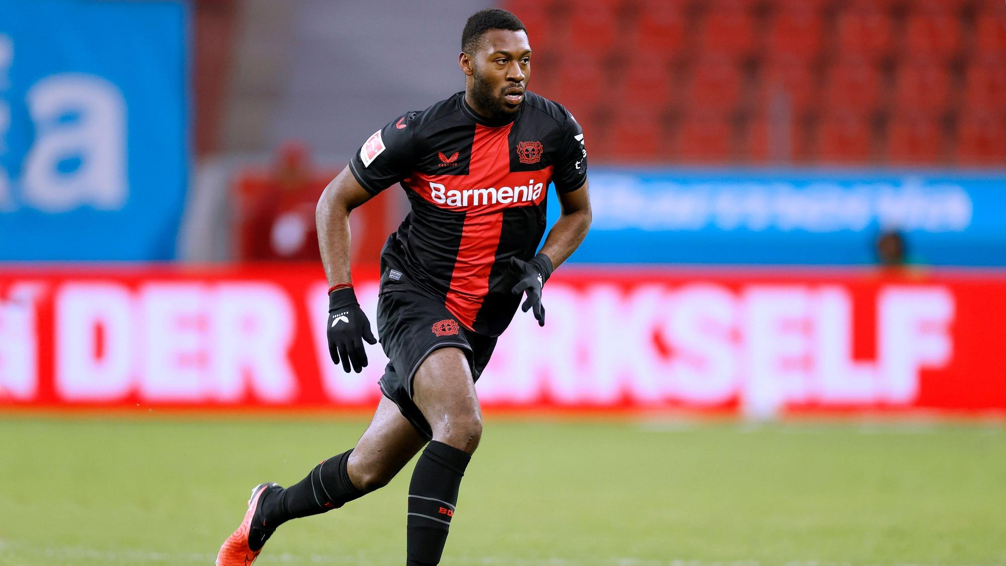 Fosu-Mensah treibt den Ball nach vorne.