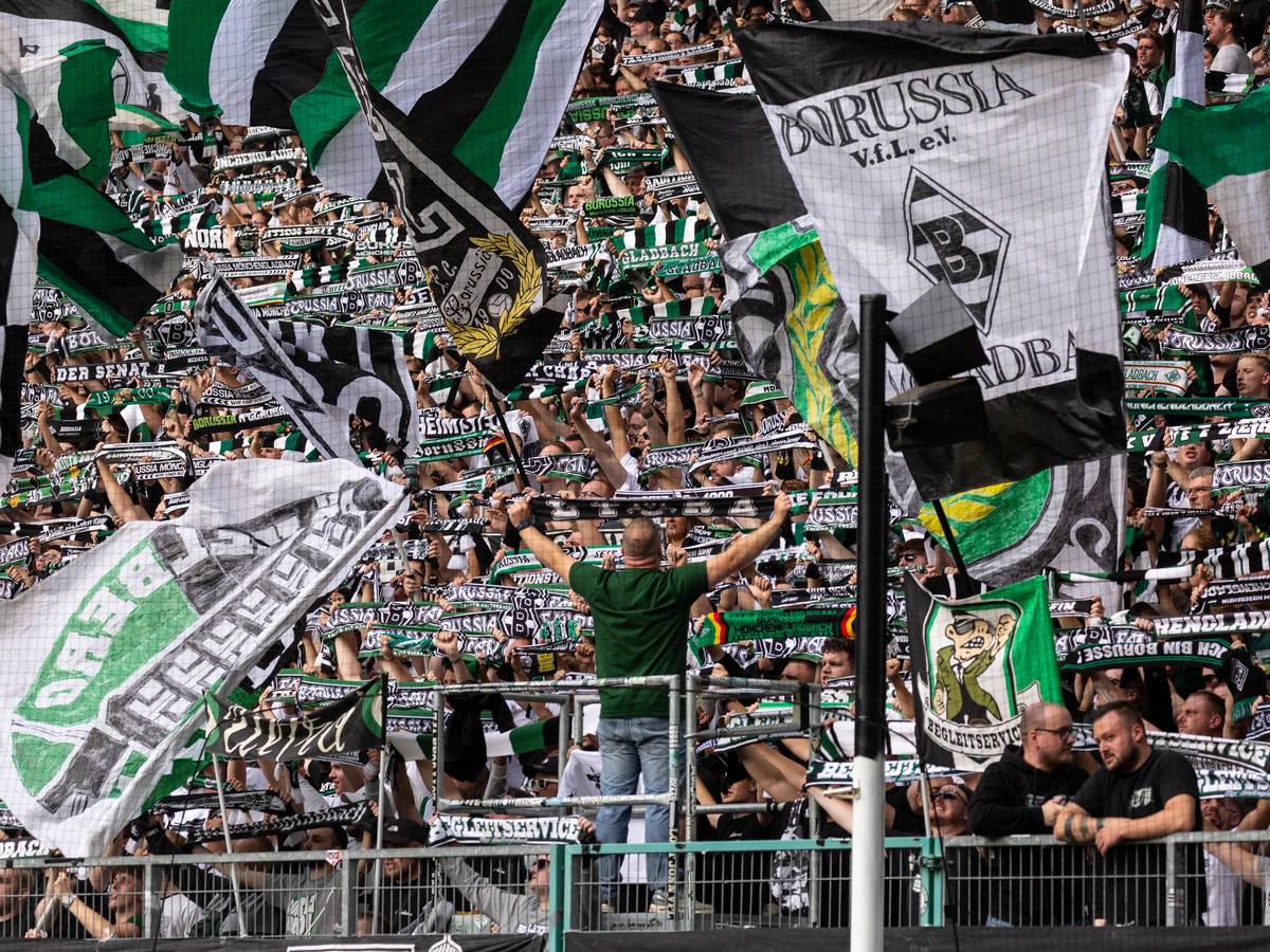 Die Fans in der Nordkurve heben den Schal in die Höhe.
