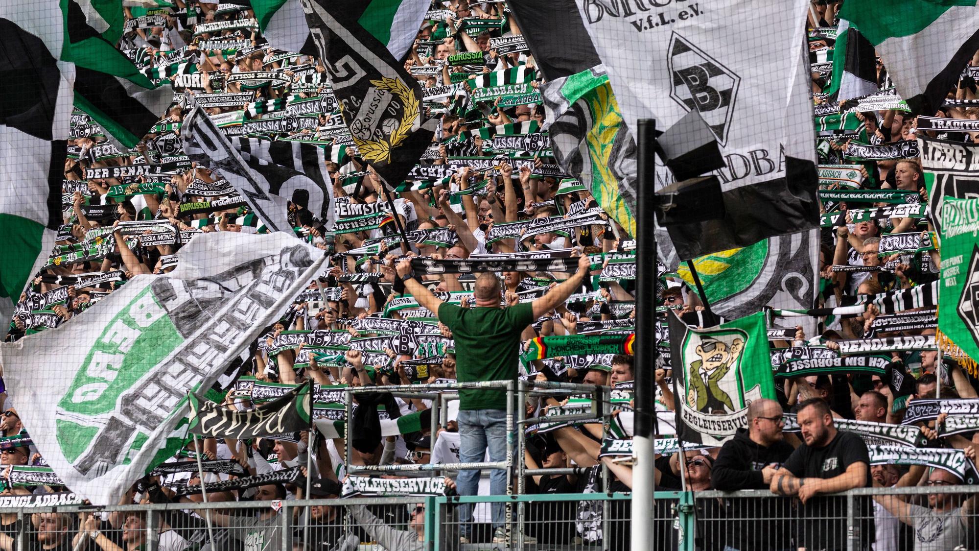 Die Fans in der Nordkurve heben den Schal in die Höhe.