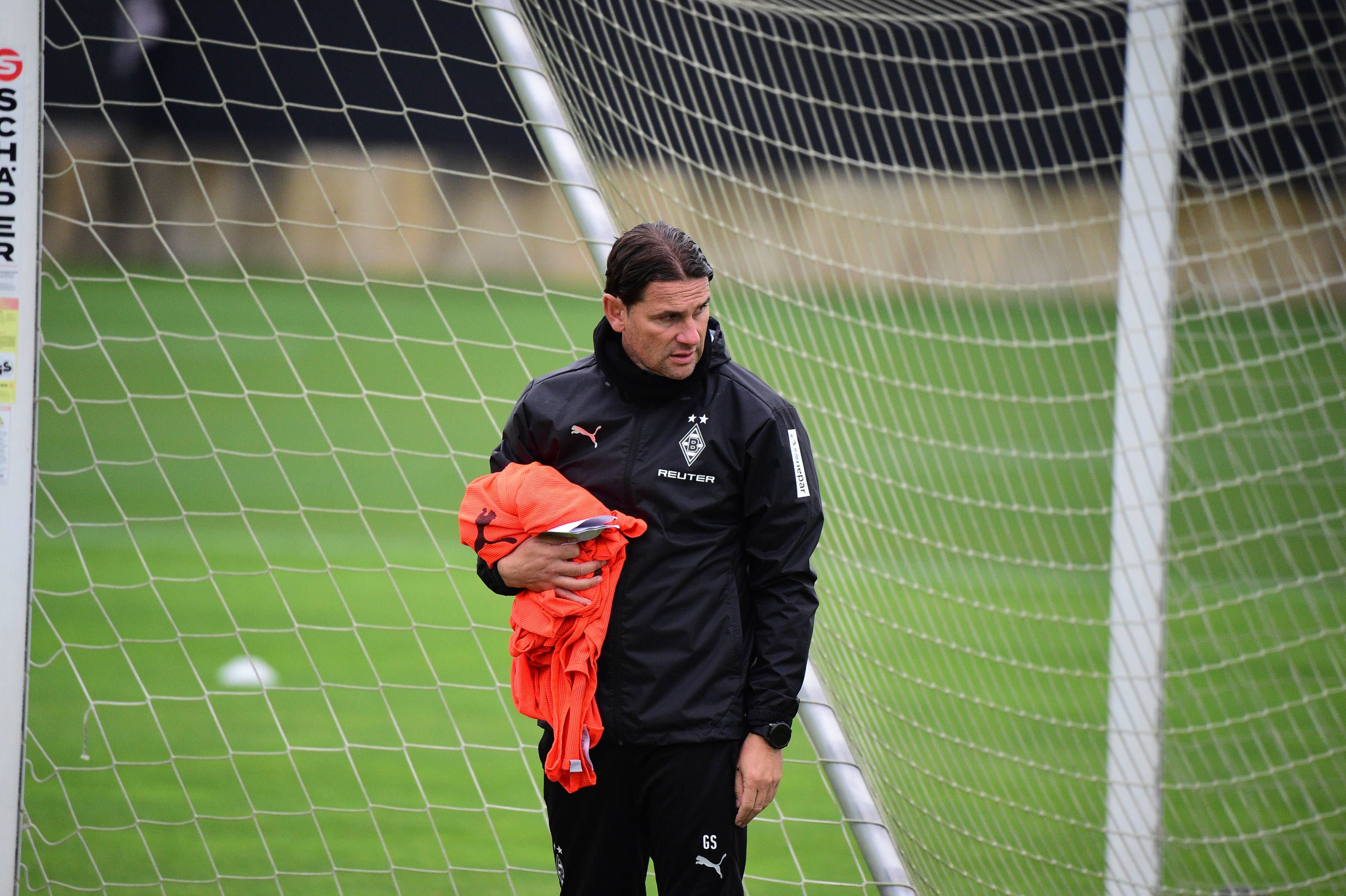 Gerardo Seoane mit Leibchen beim Training in der Hand.