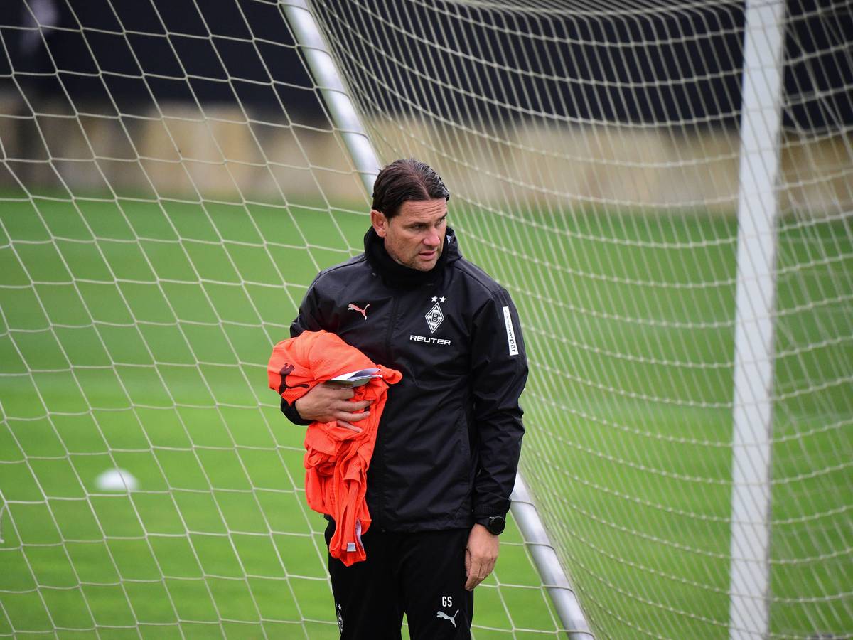 Gerardo Seoane mit Leibchen beim Training in der Hand.