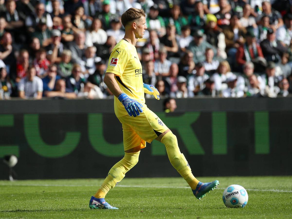 Jonas Omlin am Ball gegen den VfB Stuttgart.
