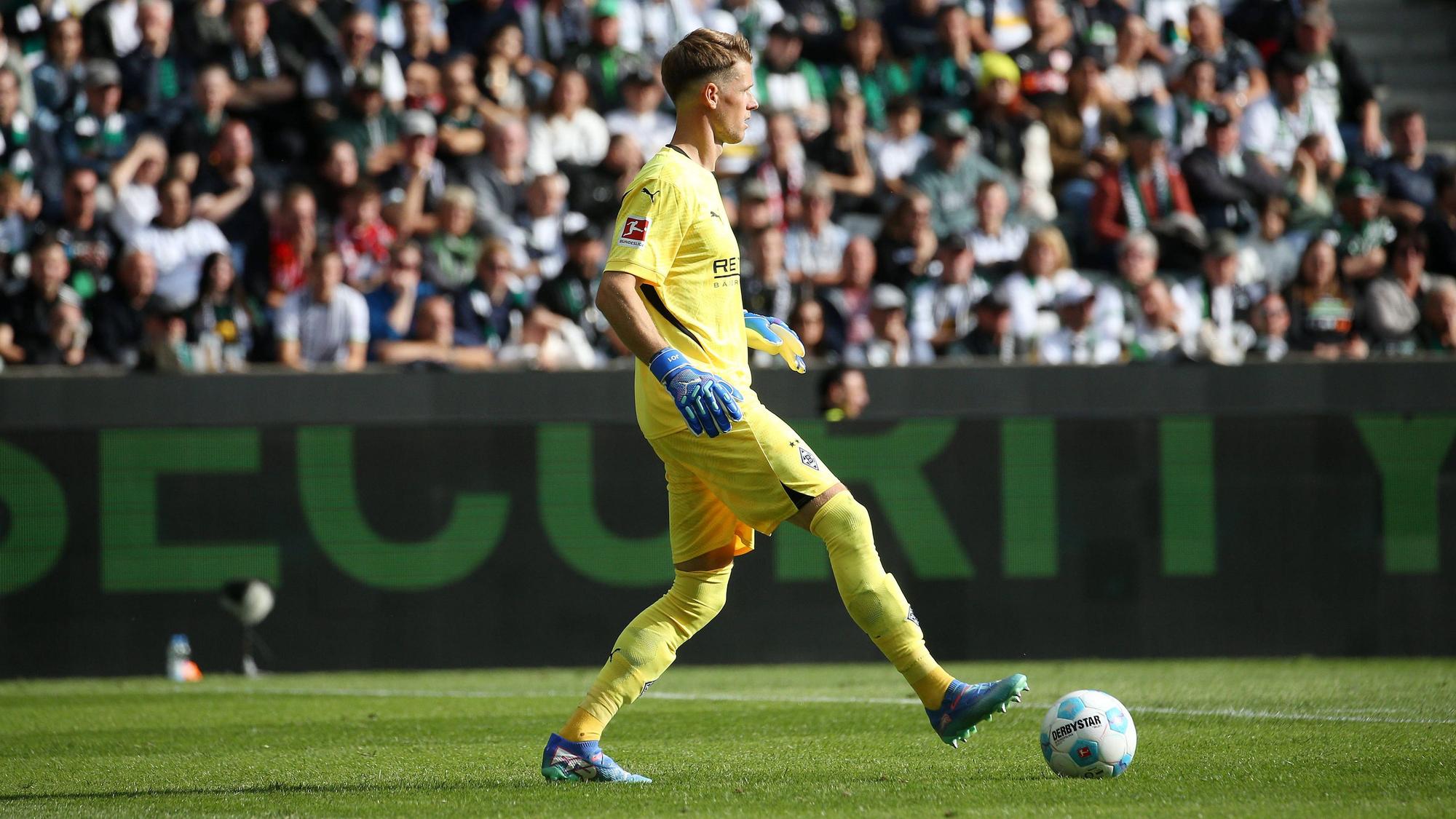 Jonas Omlin am Ball gegen den VfB Stuttgart.
