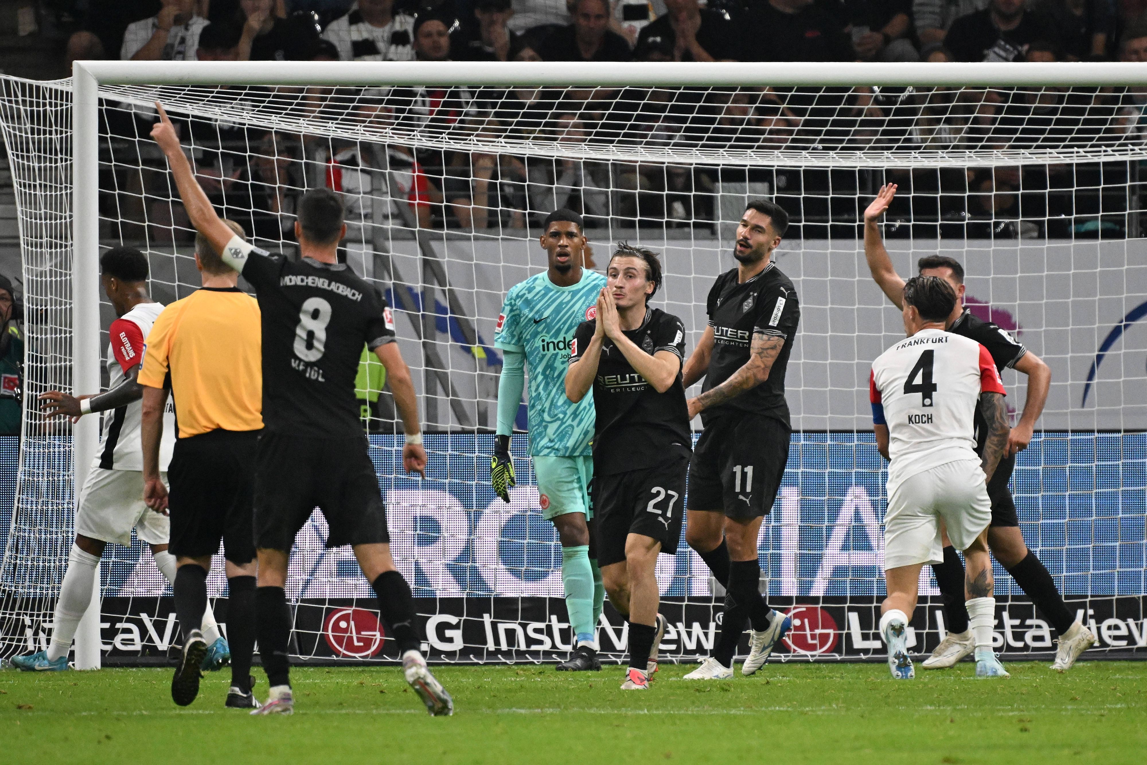 Gladbach-Profis beschweren sich über eine Entscheidung des Schiedsrichters.