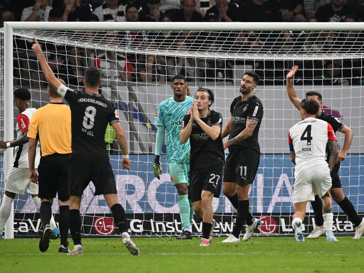 Gladbach-Profis beschweren sich über eine Entscheidung des Schiedsrichters.