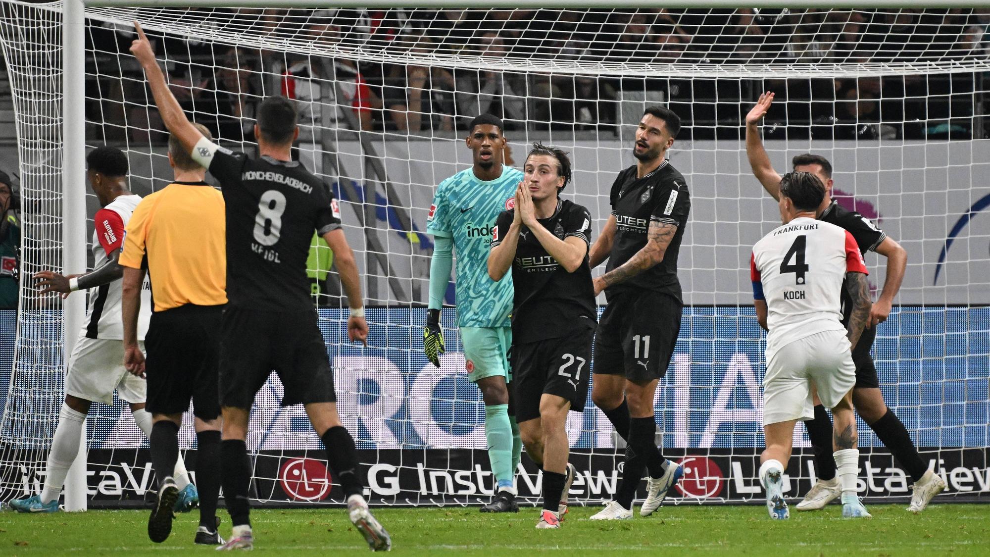 Gladbach-Profis beschweren sich über eine Entscheidung des Schiedsrichters.