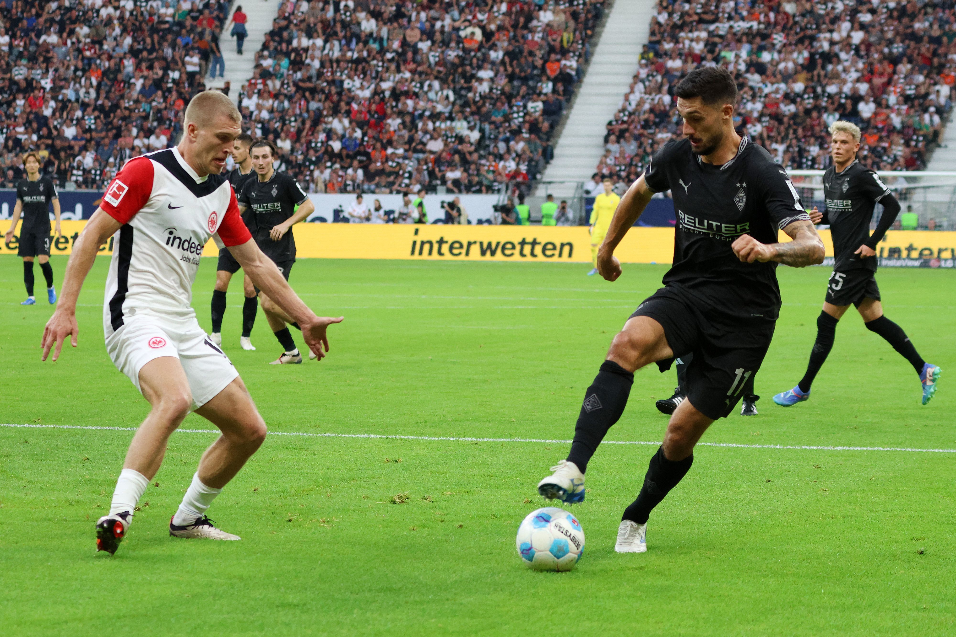Tim Kleindienst im Zweikampf mit Rasmus Kristensen.