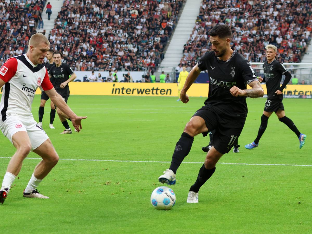 Tim Kleindienst im Zweikampf mit Rasmus Kristensen.