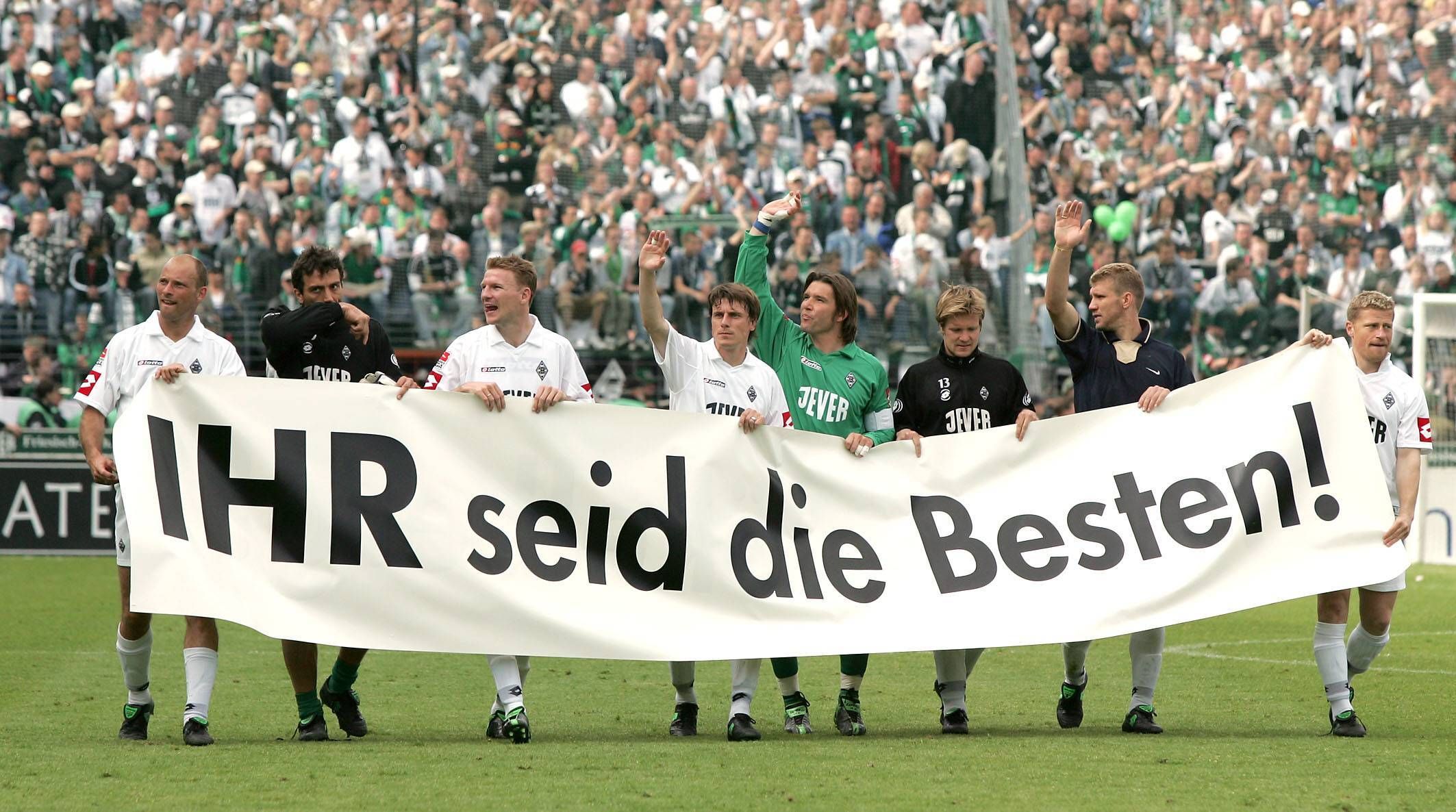 Borussia-Spieler mit einem Banner nach dem letzten Spiel am Bökelberg.