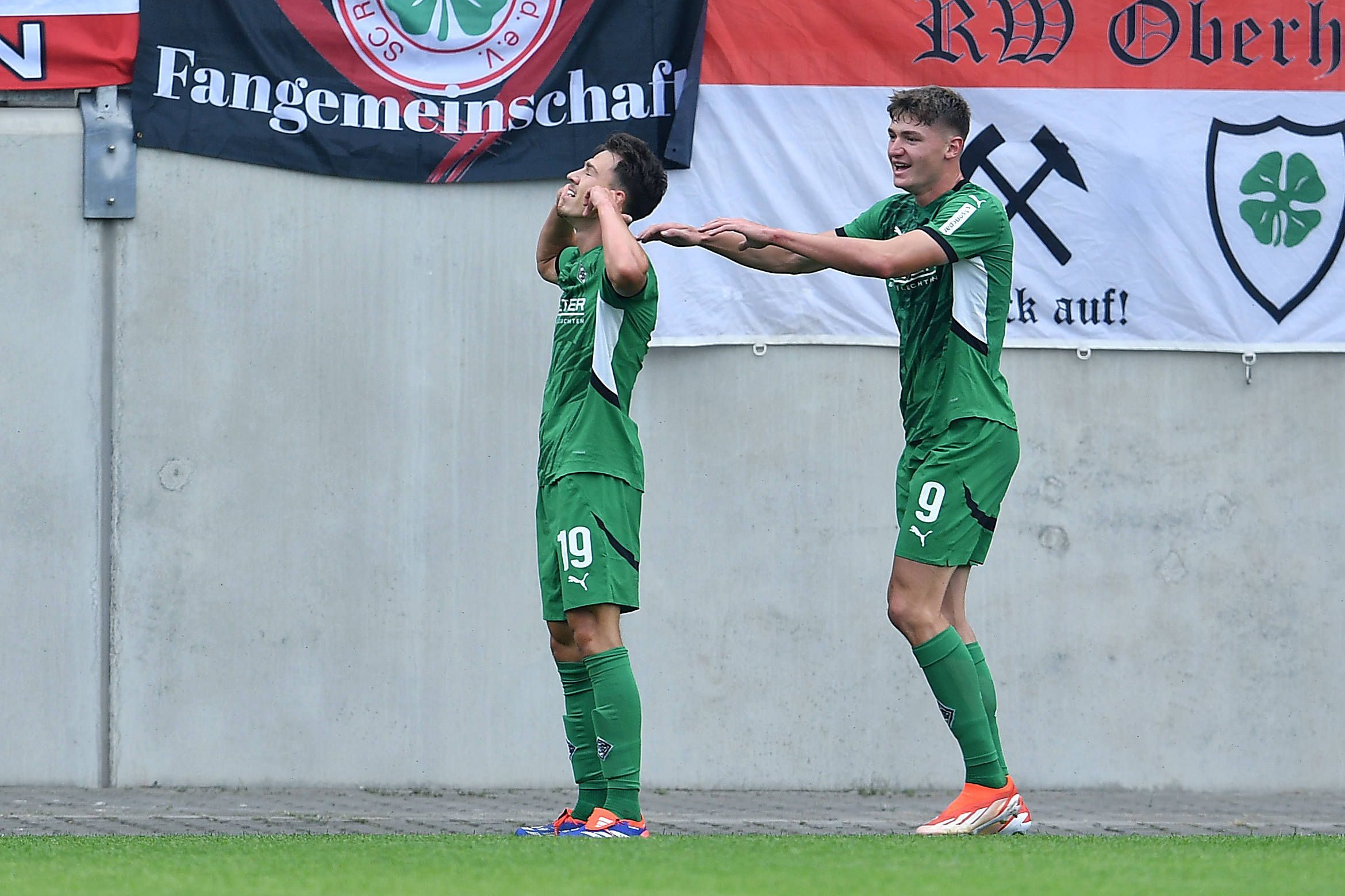 Noah Pesch jubelt beim Spiel in Oberhausen.