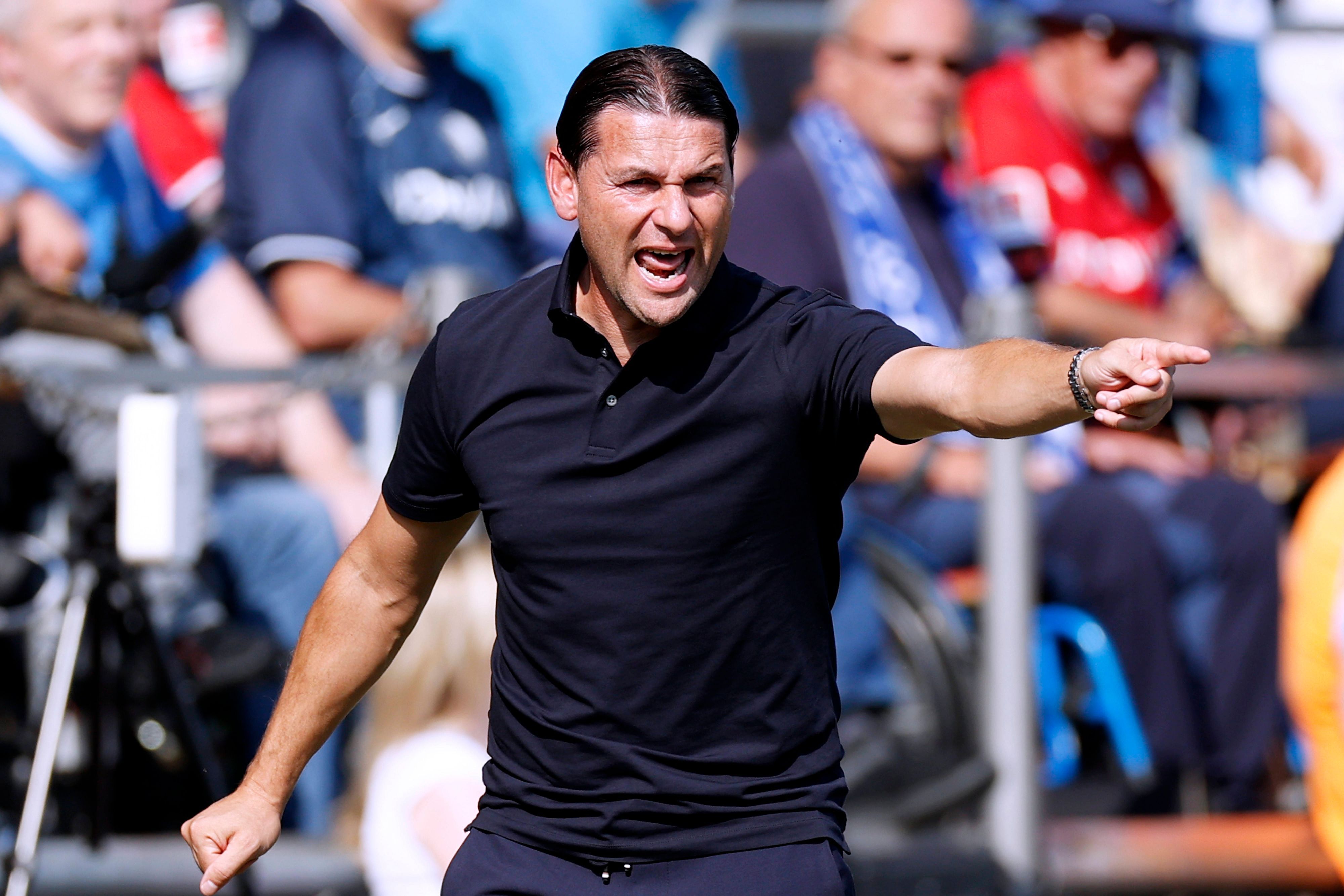 Gerardo Seoane gestikuliert am Spielfeldrand.