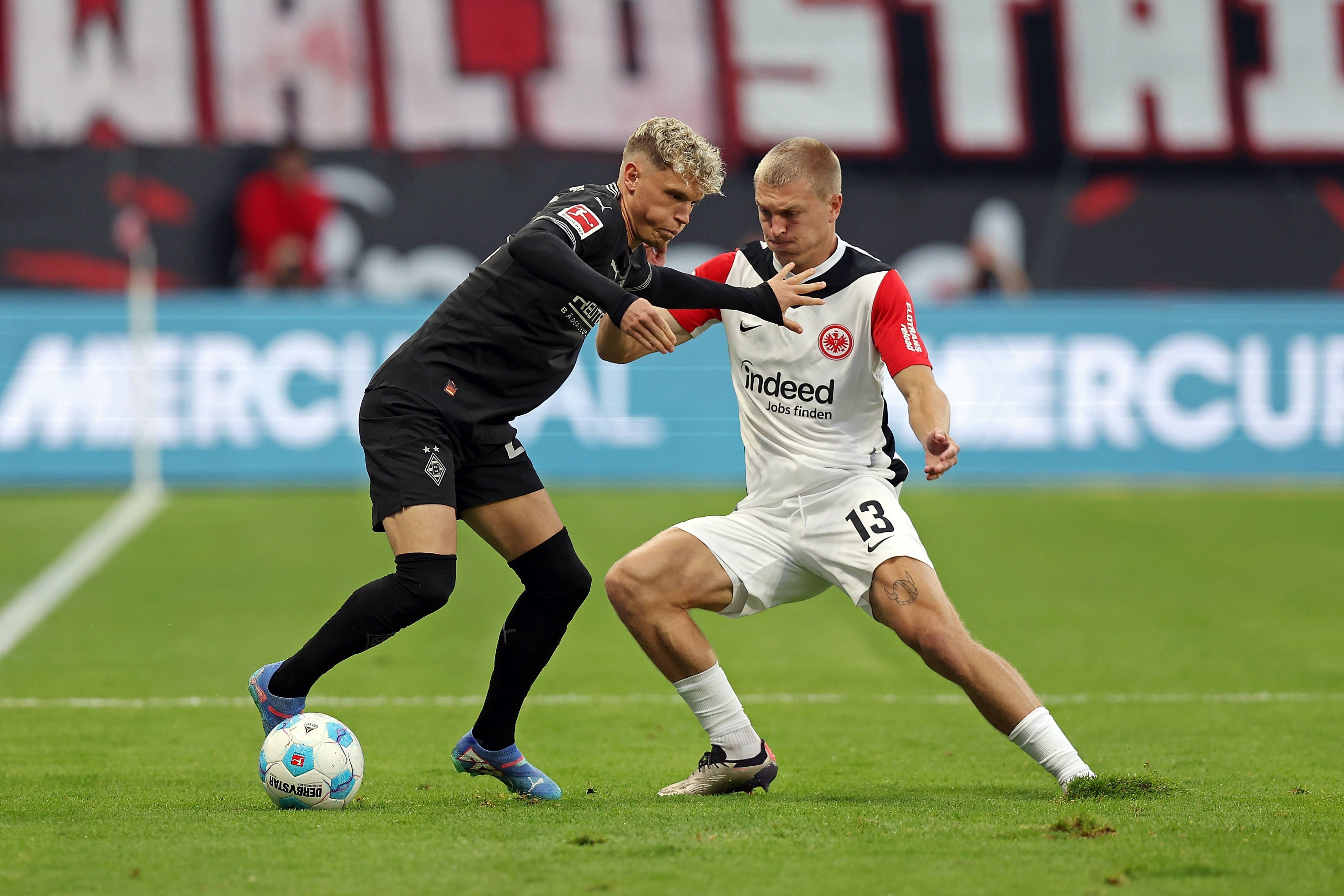 Robin Hack im Zweikampf mit Robin Kristensen.