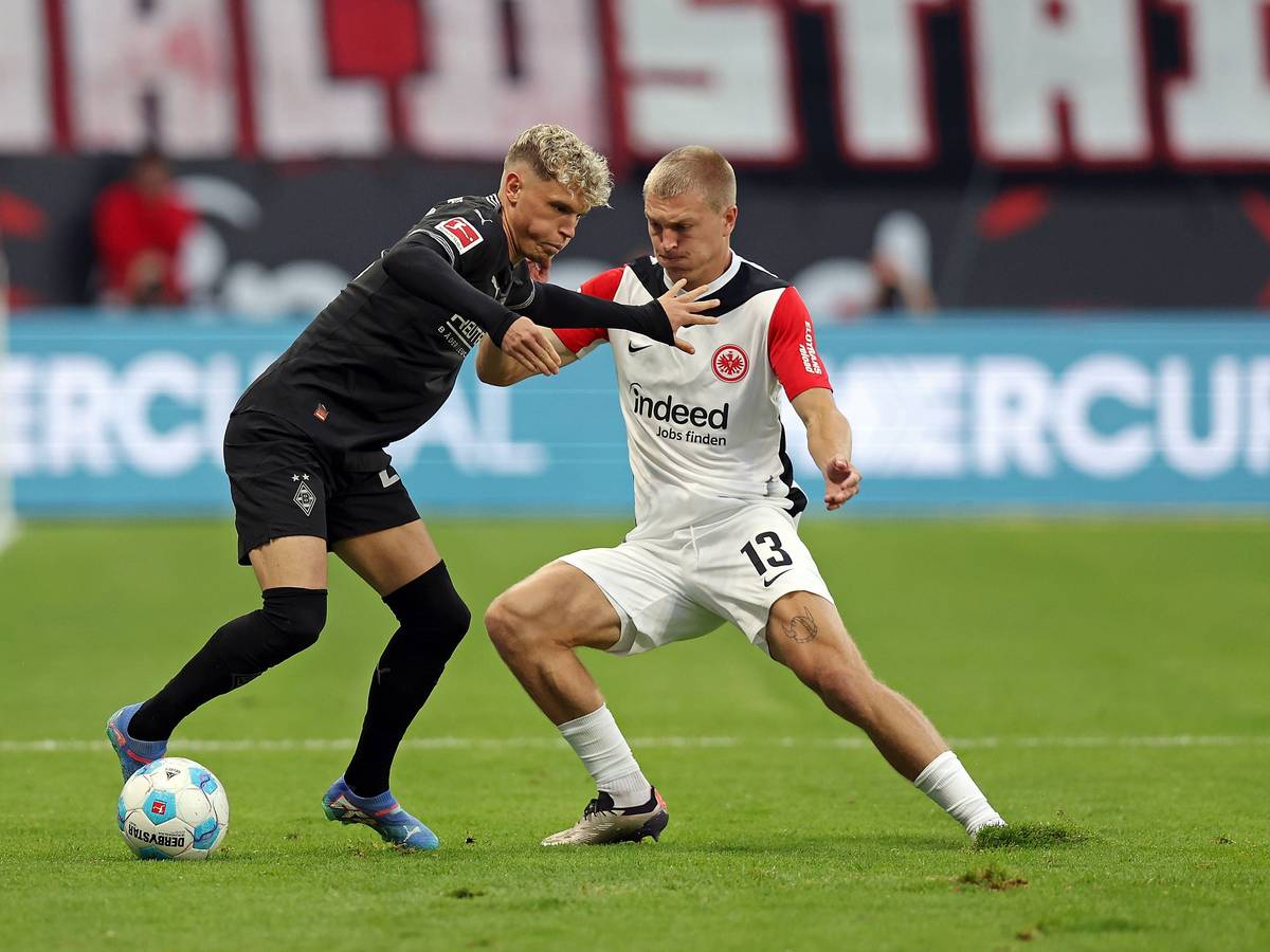 Robin Hack im Zweikampf mit Robin Kristensen.