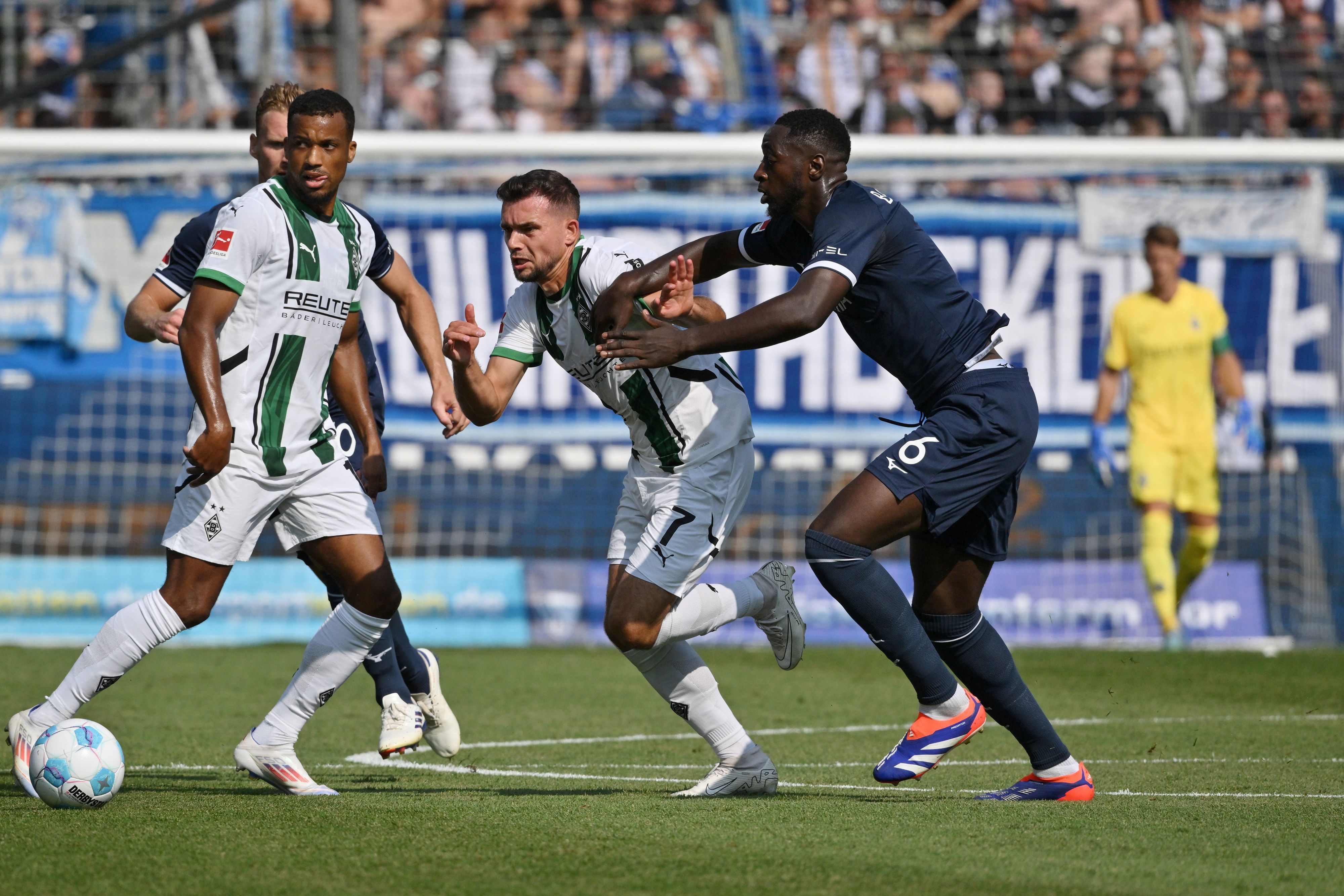 Kevin Stöger bestreitet einen Zweikampf gegen Ibrahim Sissoko.