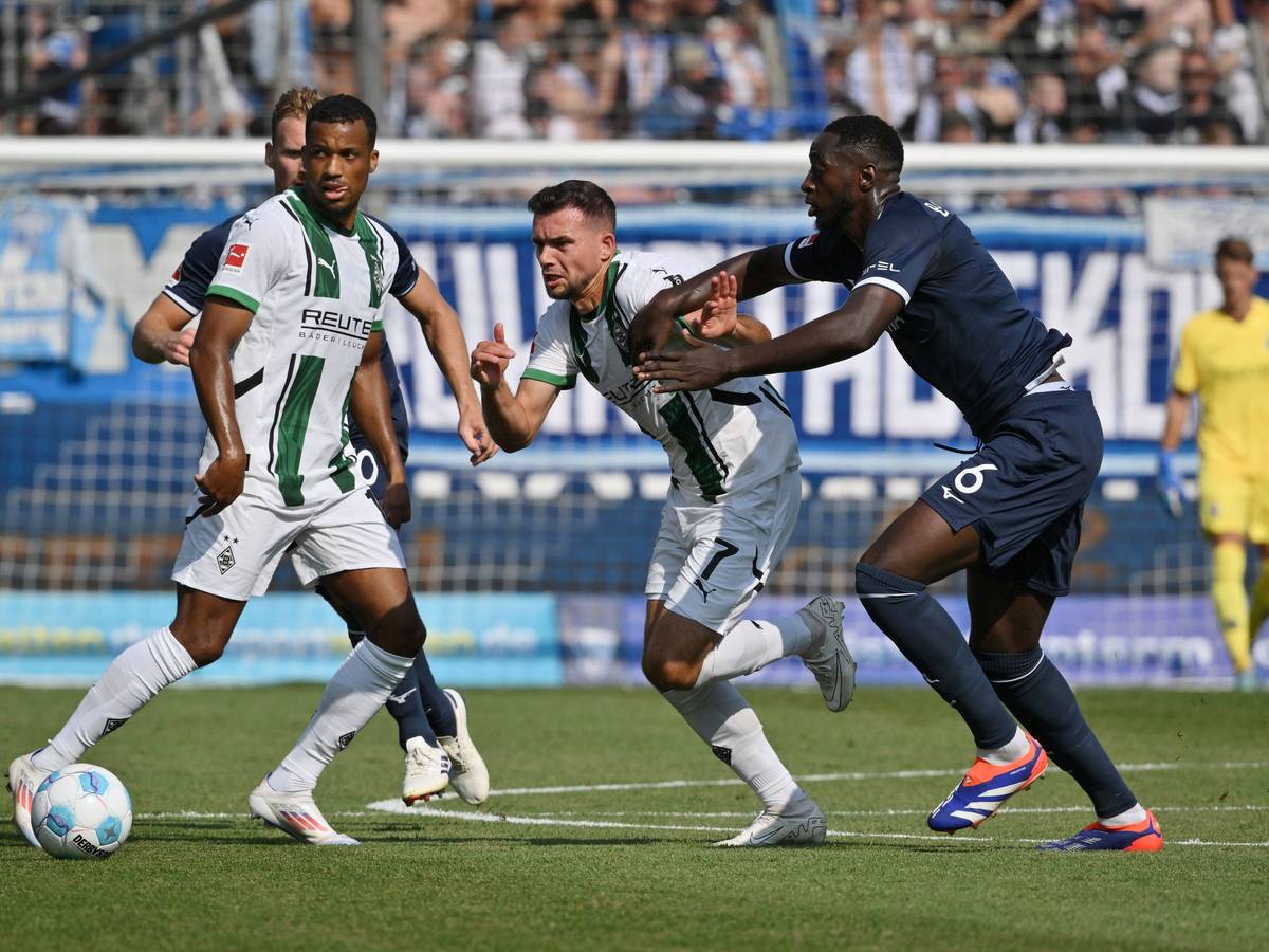 Kevin Stöger bestreitet einen Zweikampf gegen Ibrahim Sissoko.