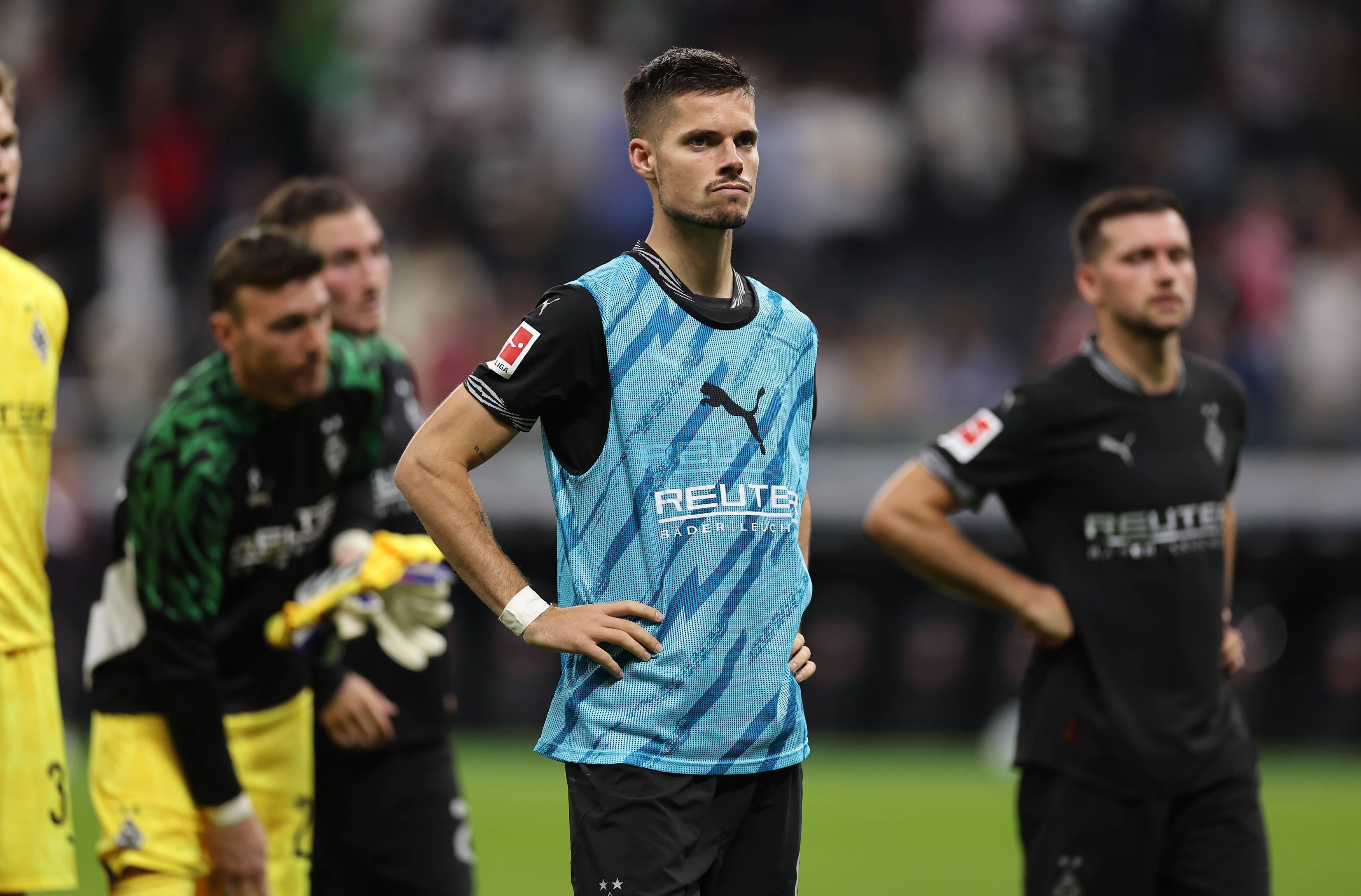 Julian Weigl steht ratlos vor dem Gästeblock.