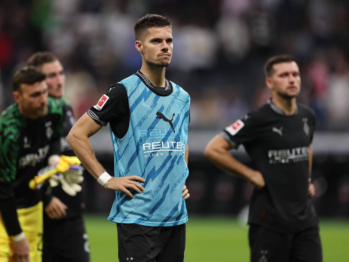 Julian Weigl steht ratlos vor dem Gästeblock.