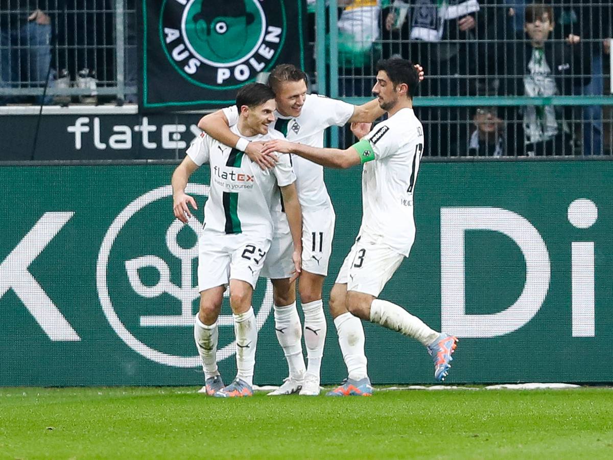 Jonas Hofmann, Hannes Wolf und Lars Stindl bejubeln einen Treffer.