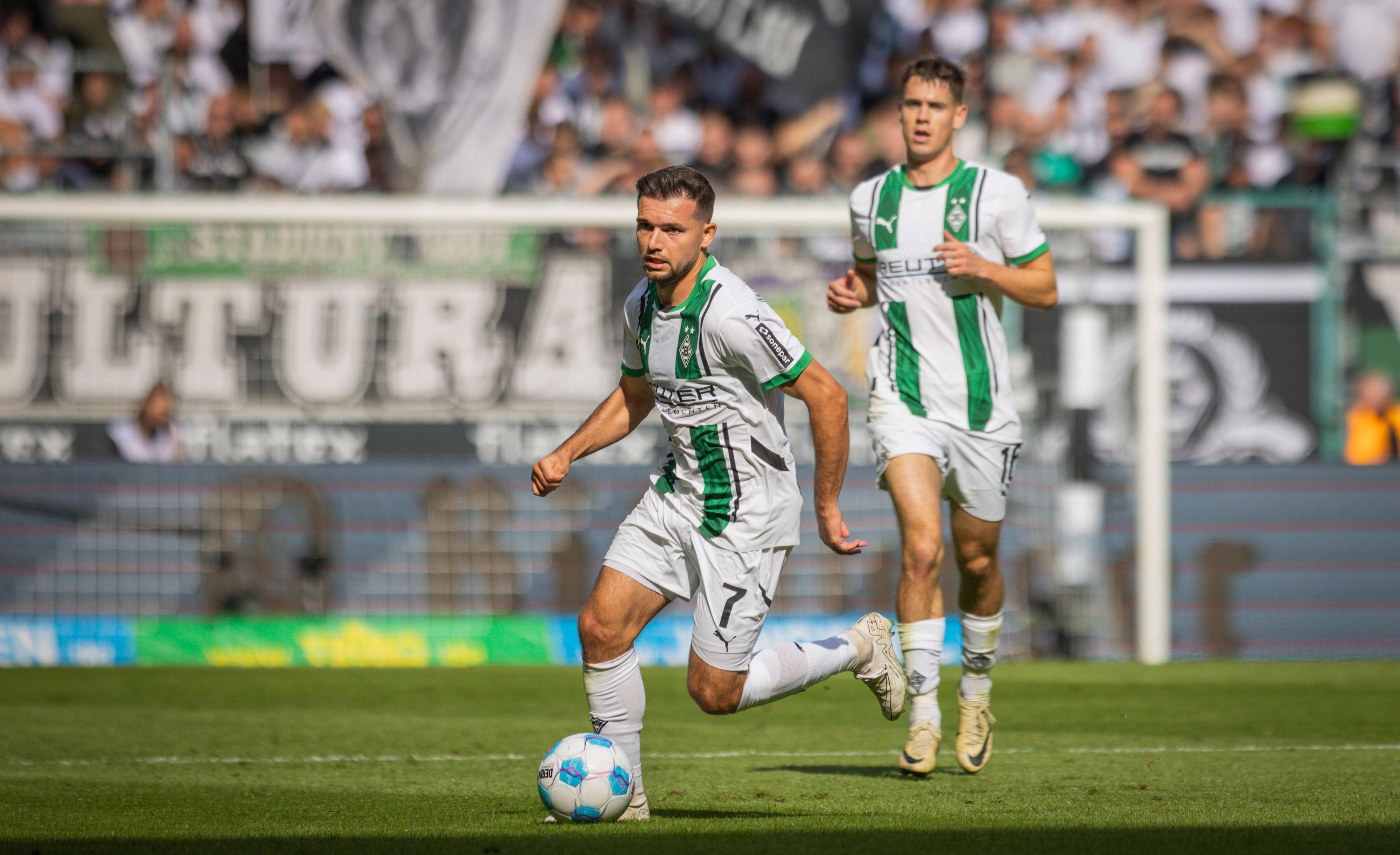 Kevin Stöger treibt den Ball nach vorne.