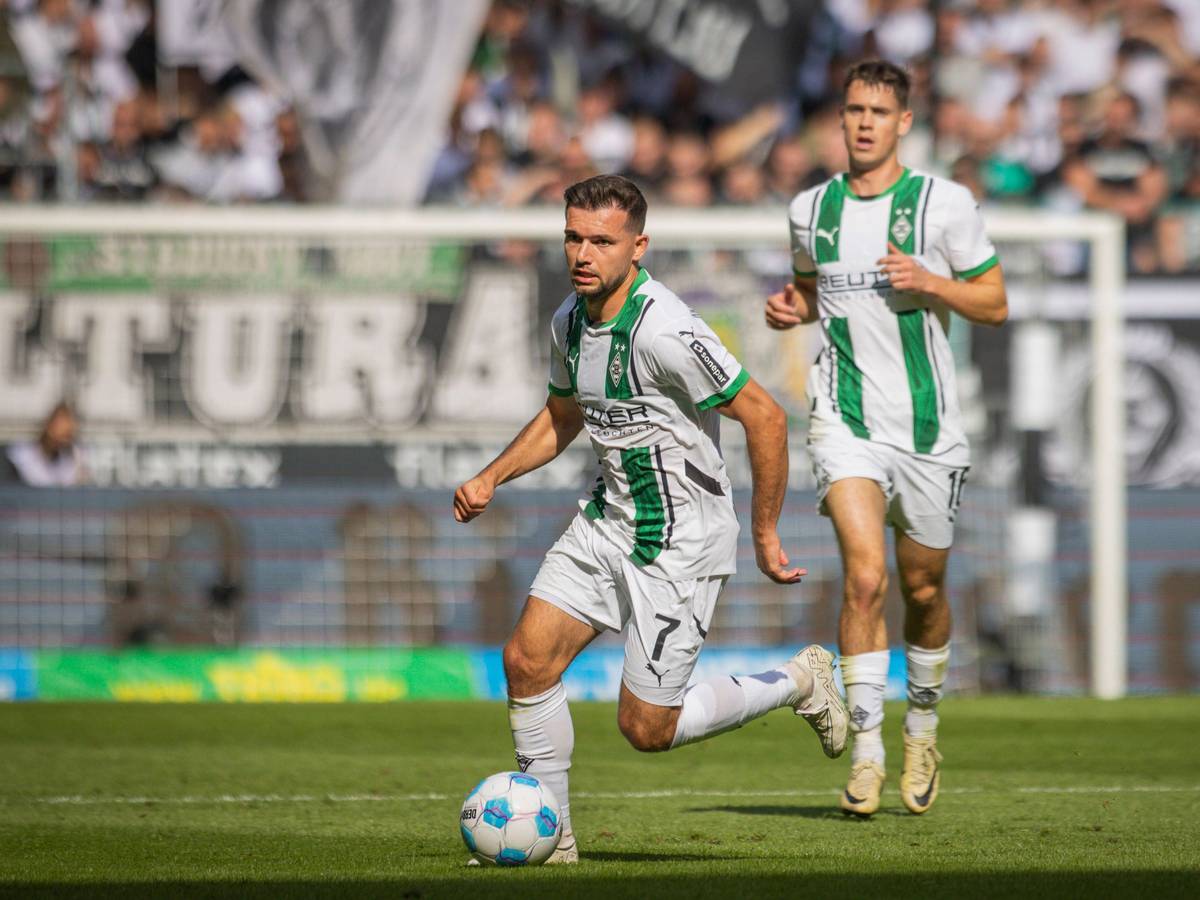 Kevin Stöger treibt den Ball nach vorne.