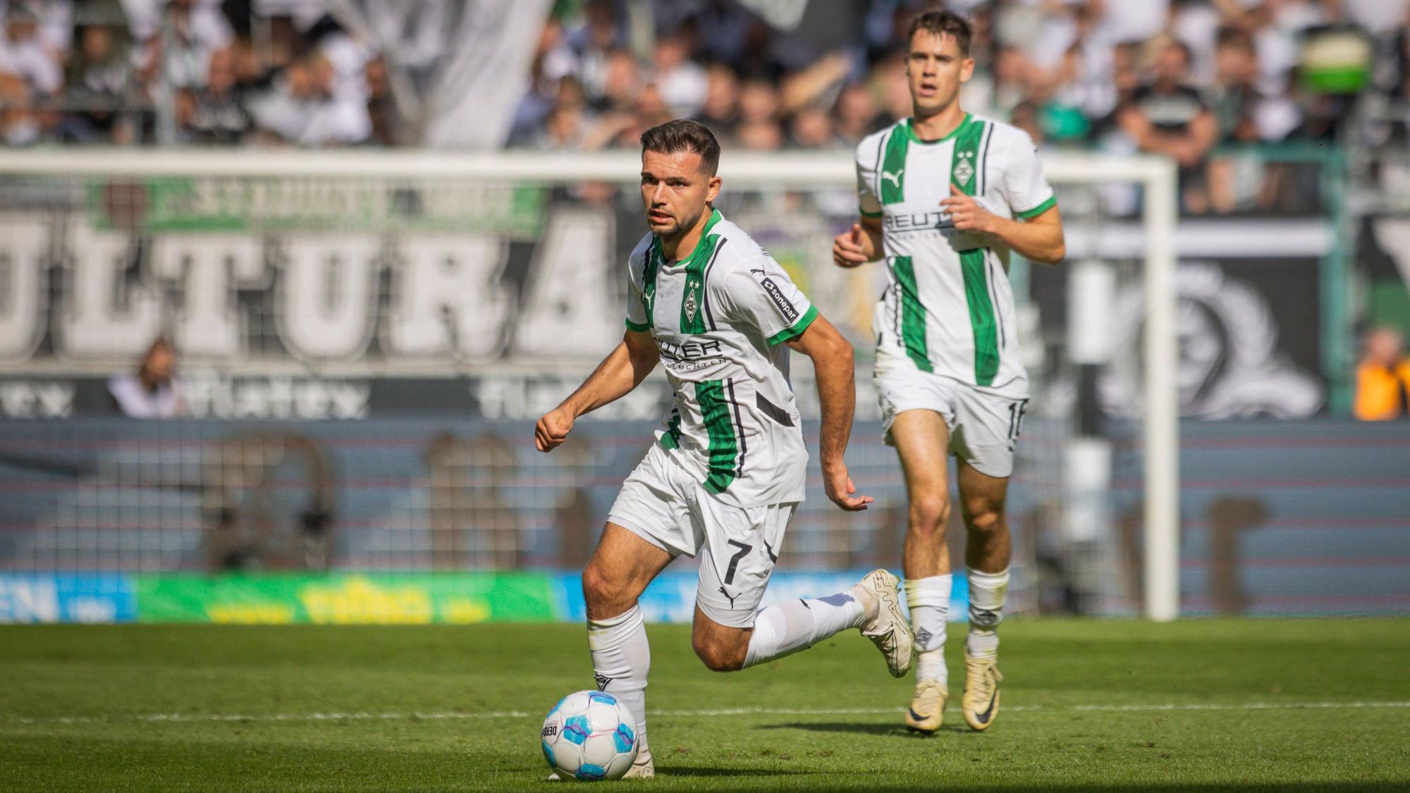 Kevin Stöger treibt den Ball nach vorne.