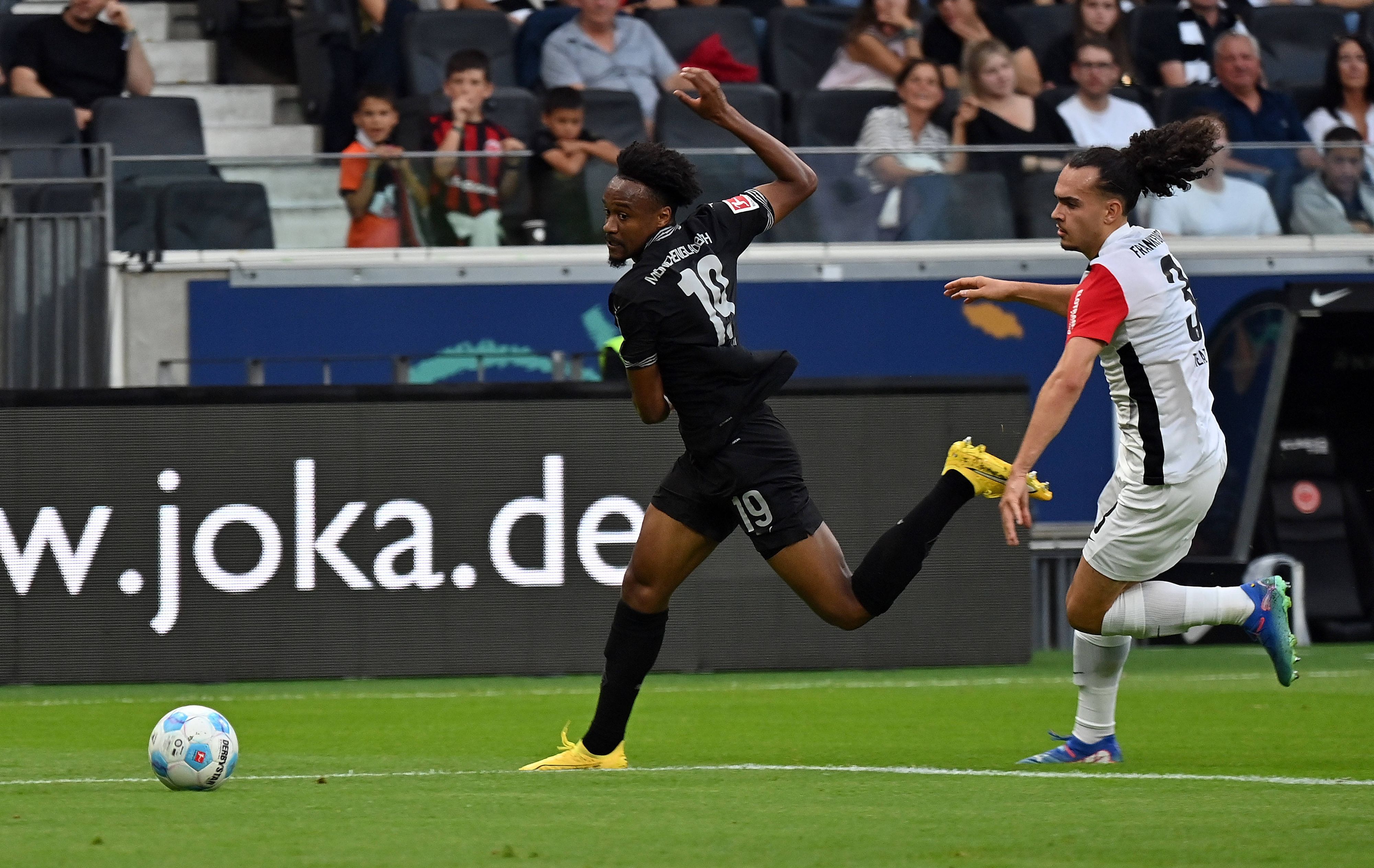 Nathan Ngoumou gewinnt beim Gladbach-Spiel in Frankfurt ein Laufduell.