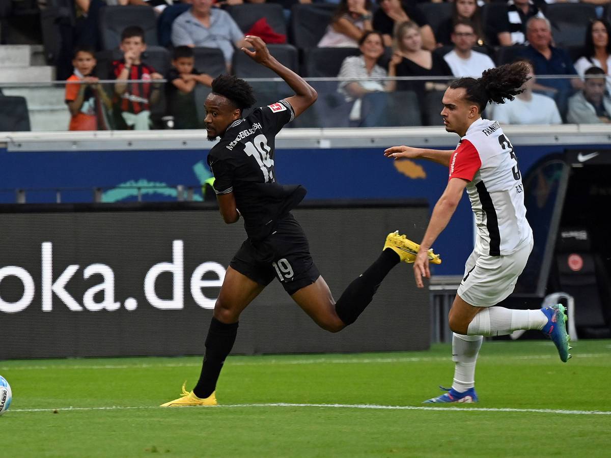 Nathan Ngoumou gewinnt beim Gladbach-Spiel in Frankfurt ein Laufduell.